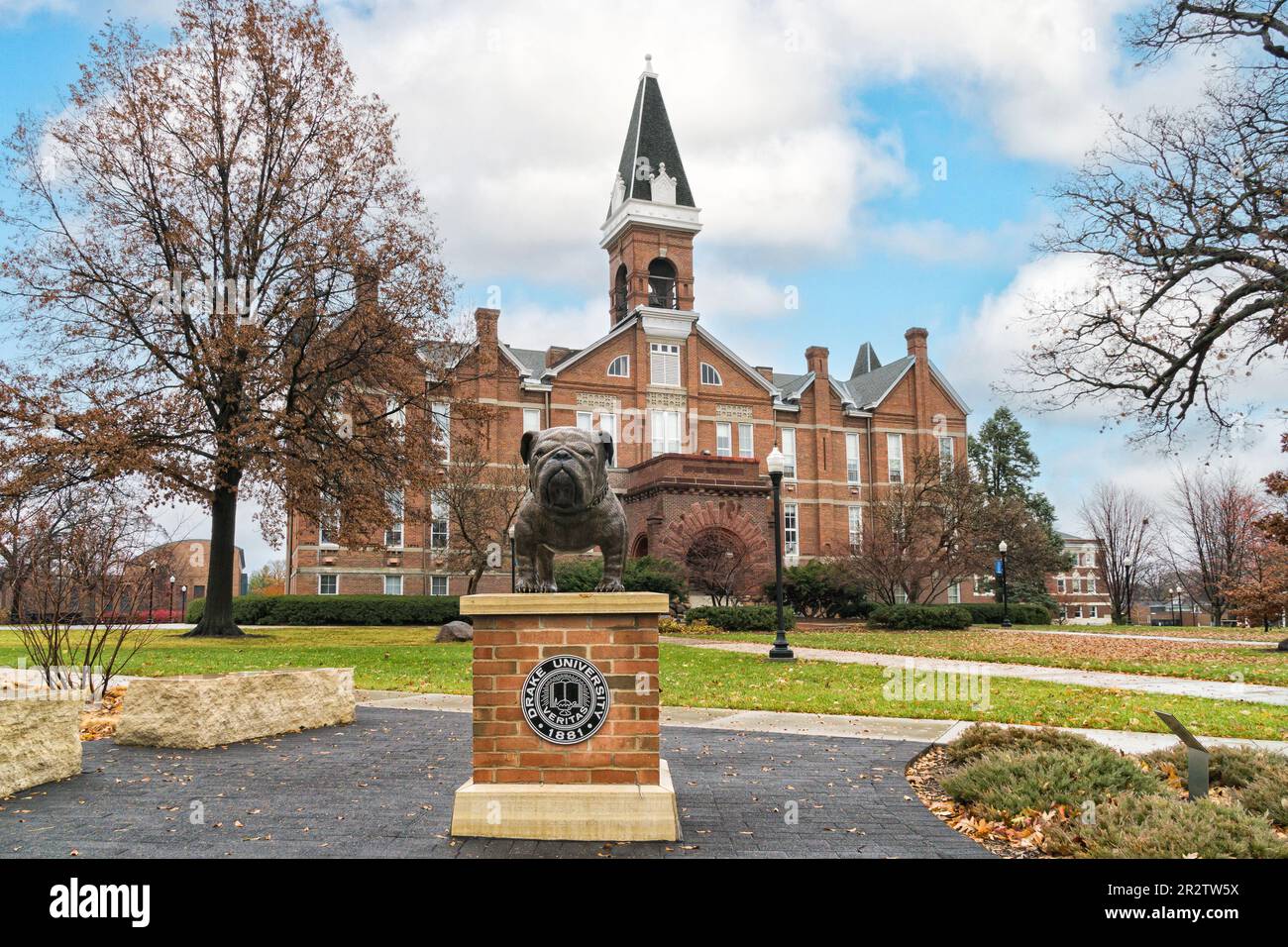 DES MOINES, IA, USA – 5. NOVEMBER 2022: Statue des Bulldog Maskottchen und Old Main auf dem Campus der Drake University. Stockfoto