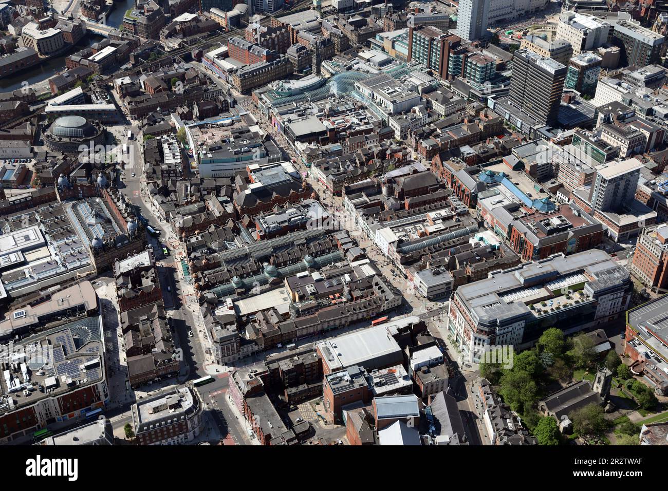 Luftaufnahme des Stadtzentrums von Leeds mit Blick nach Süden über die Headrow zum Victoria Quarter, Briggate und Vicar Lane, Leeds, West Yorkshire Stockfoto