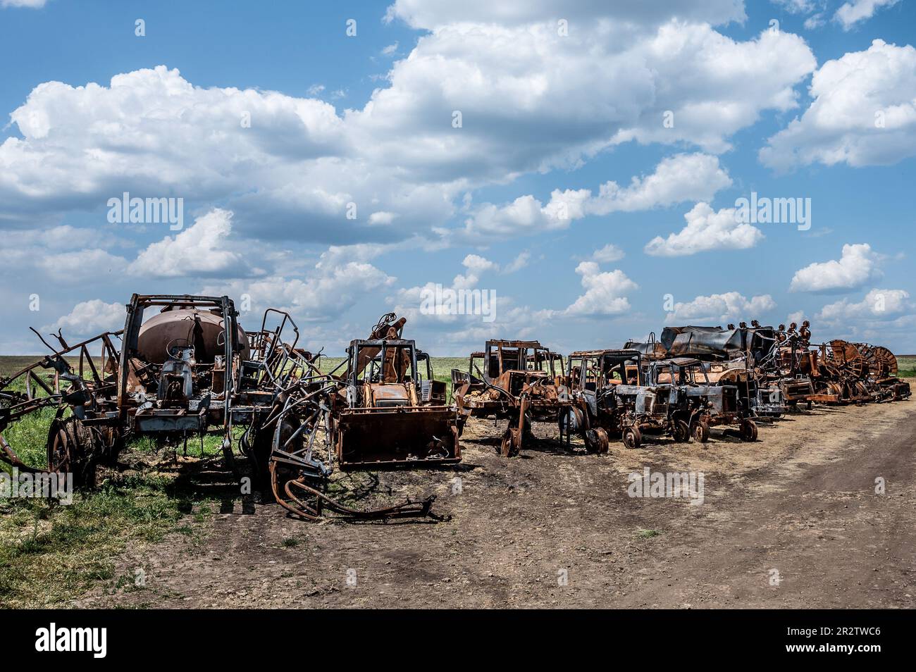 Landmaschinen, die während des Krieges zwischen Russland und der Ukraine auf einem Bauernhof in Velyka Oleksandrivka, Ukraine, zerstört wurden. (Foto: Michael Brochstein/Sipa USA) Stockfoto