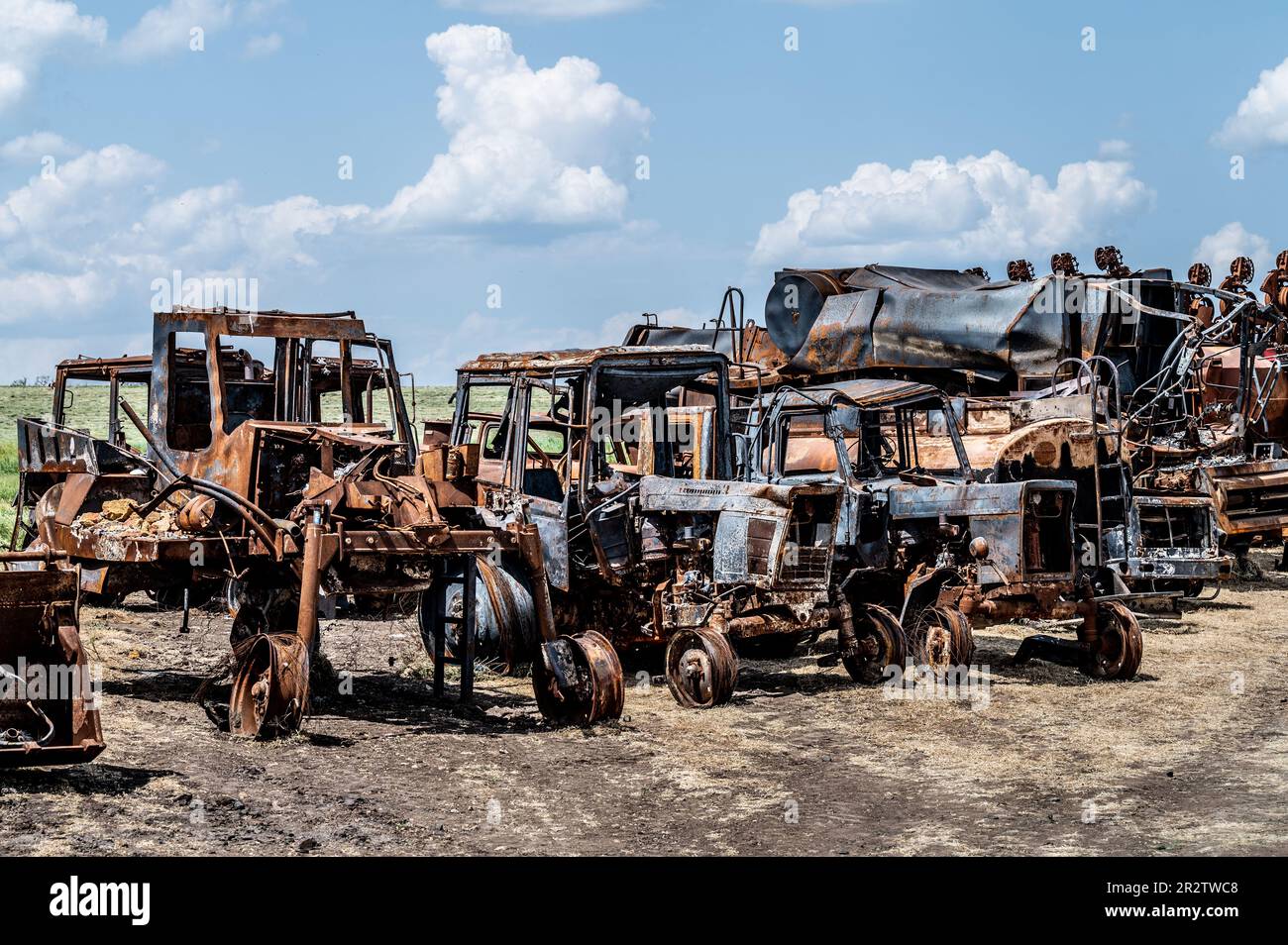 Landmaschinen, die während des Krieges zwischen Russland und der Ukraine auf einem Bauernhof in Velyka Oleksandrivka, Ukraine, zerstört wurden. (Foto: Michael Brochstein/Sipa USA) Stockfoto