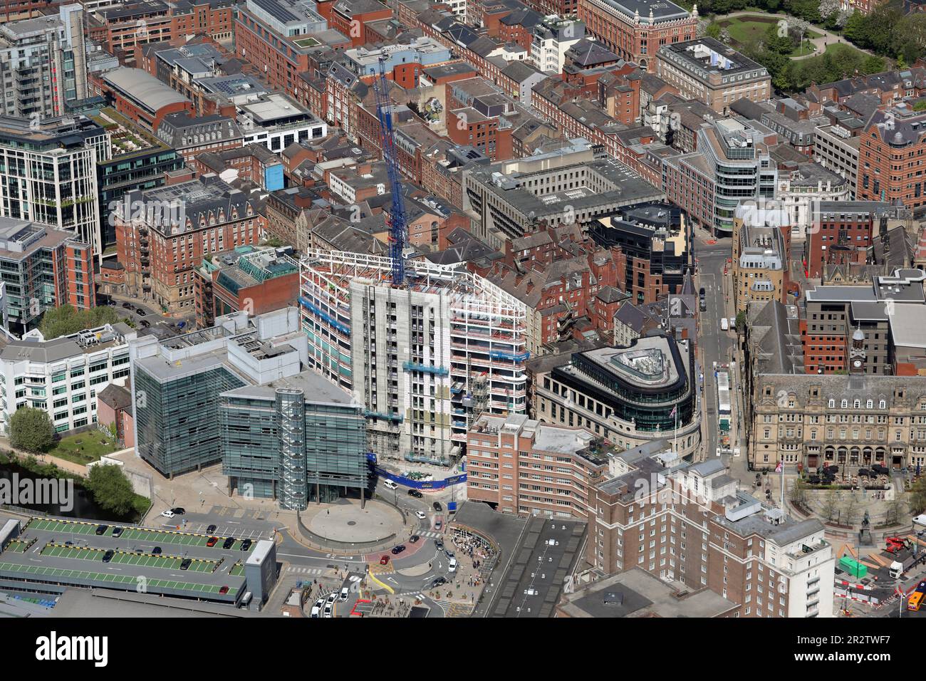 Luftblick auf das Stadtzentrum von Leeds mit Blick auf den Nordwesten vom City Square auf die Quebec Street & Infirmary Street, Leeds, West Yorkshire Stockfoto