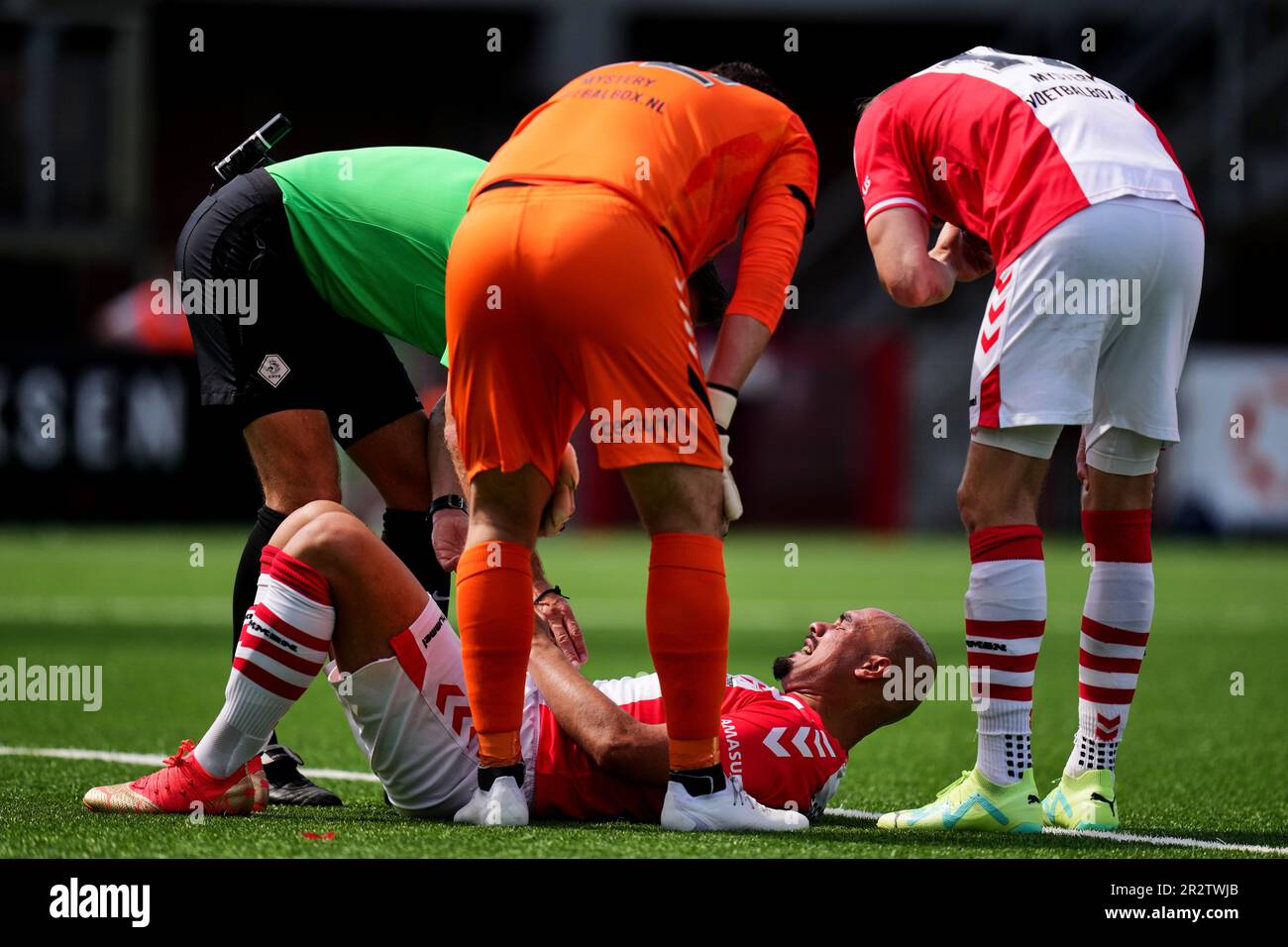 Rotterdam, Niederlande. 21. Mai 2023. Rotterdam - Schiedsrichter Pol van Boekel, Keziah Veendorp des FC Emmen, Torhüter Mickey van der Hart des FC Emmen während des Spiels zwischen dem FC Emmen gegen Feyenoord in De Oude Meerdijk am 21. Mai 2023 in Rotterdam, Niederlande. Kredit: Box to box images/Alamy Live News Stockfoto