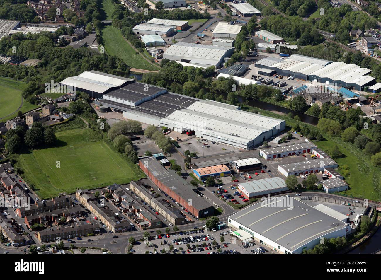 Luftaufnahme des Cannon Way Industrial Estate (einschließlich Royal Mail Depot) und des UK Greetings Ltd Lagers in Dewsbury, West Yorkshire Stockfoto