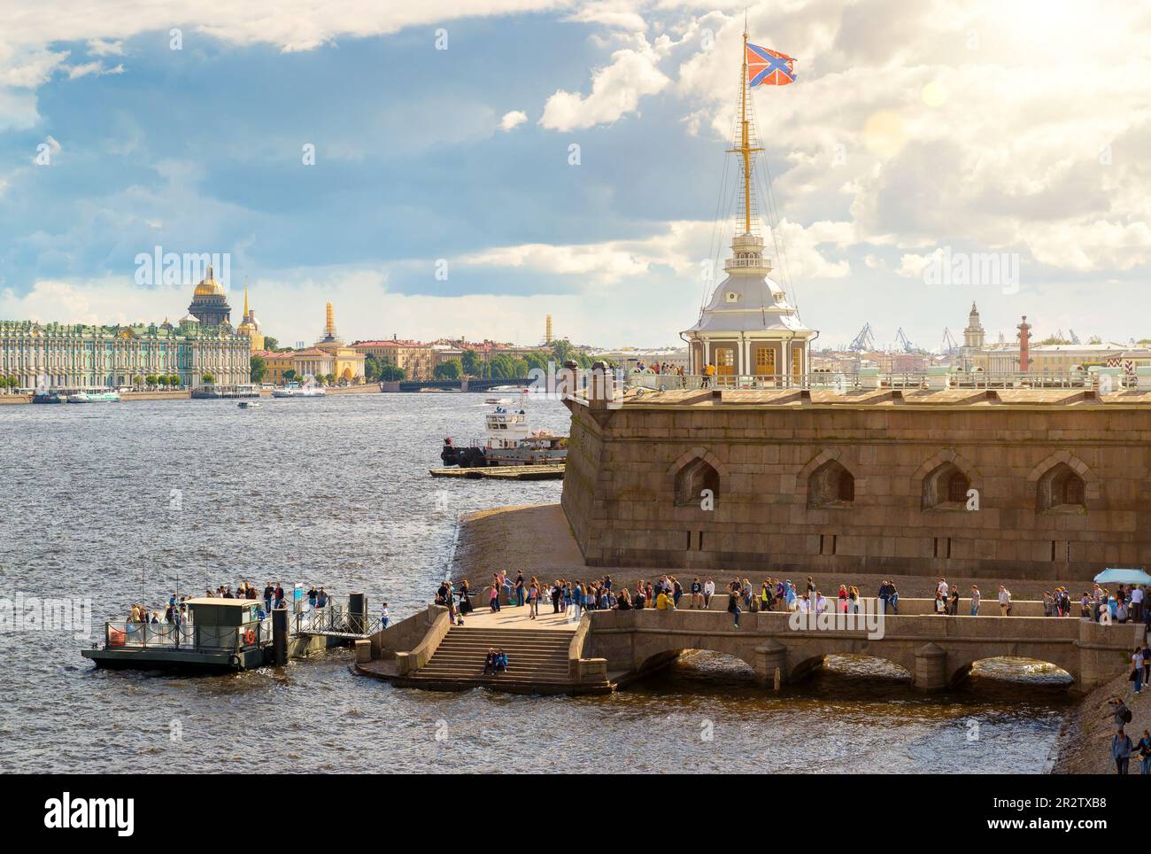 Newa River in der Peter-und-Paul-Festung im Sommer, St. Petersburg, Russland. Landschaft mit Ufer, Birne und vielen Touristen. Sankt Petersburg mit sonniger Aussicht. Th Stockfoto