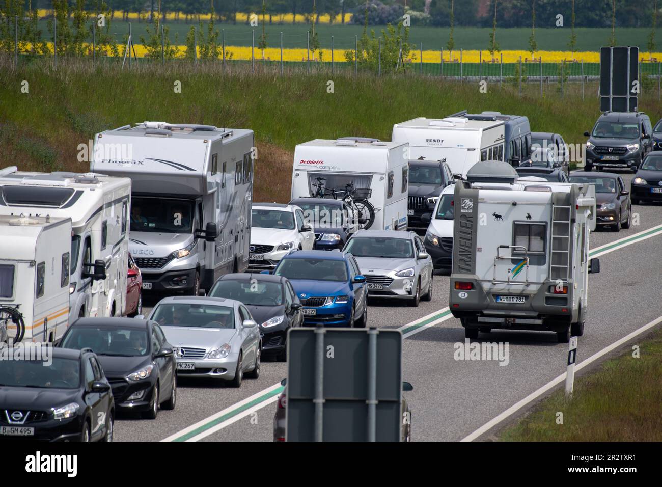 21. Mai 2023, MecklenburgVorpommern, Samtens Fahrzeuge stehen im