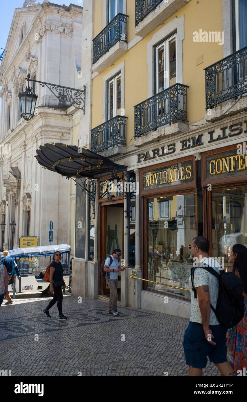 Eine Einkaufsmeile im älteren Stil in der belebten Einkaufsgegend von Lissabon Stockfoto