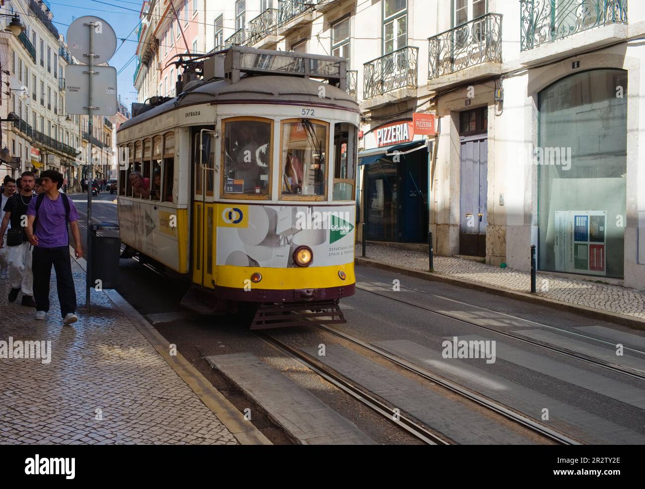 Die berühmte Straßenbahn Nr. 28 fährt an den meisten der wichtigsten Sehenswürdigkeiten in Lissabon vorbei Stockfoto