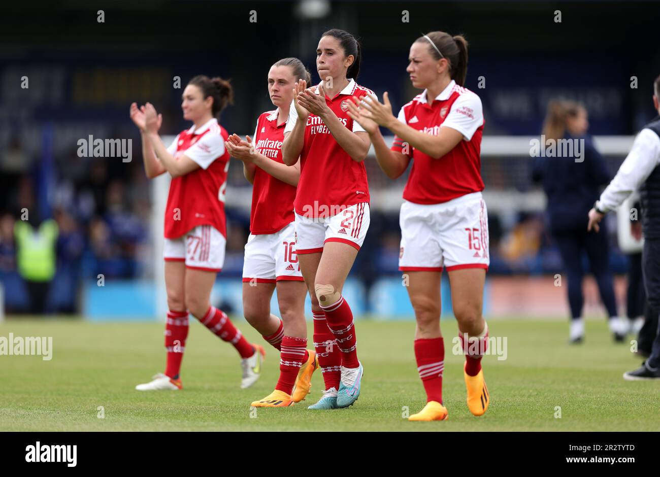 Arsenal-Spieler applaudieren den Fans nach dem Barclays Women's Super League-Spiel in Kingsmeadow, Kingston upon Thames. Foto: Sonntag, 21. Mai 2023. Stockfoto