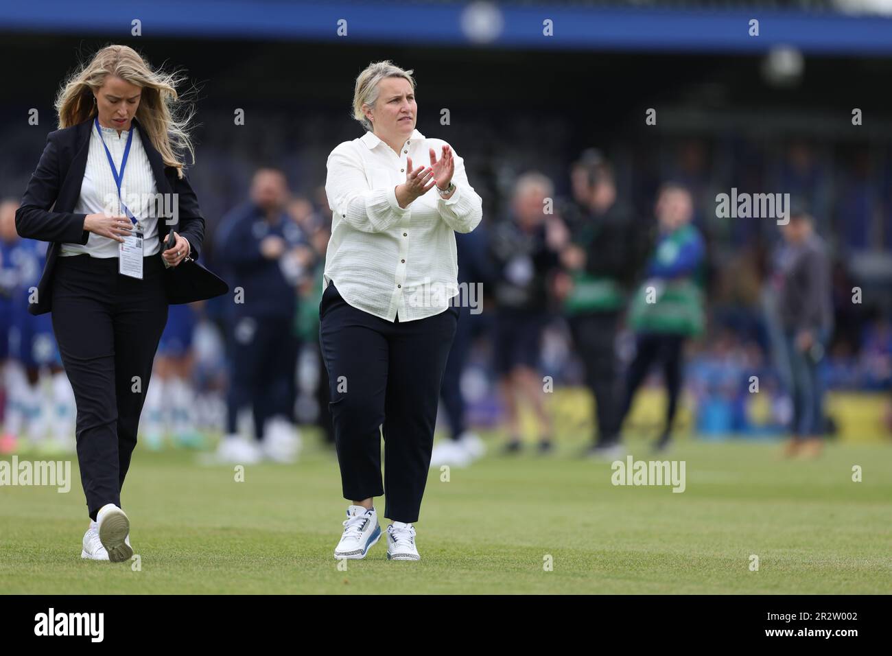 Chelsea Managerin Emma Hayes applaudiert den Fans nach dem Barclays Women's Super League-Spiel in Kingsmeadow, Kingston upon Thames. Foto: Sonntag, 21. Mai 2023. Stockfoto