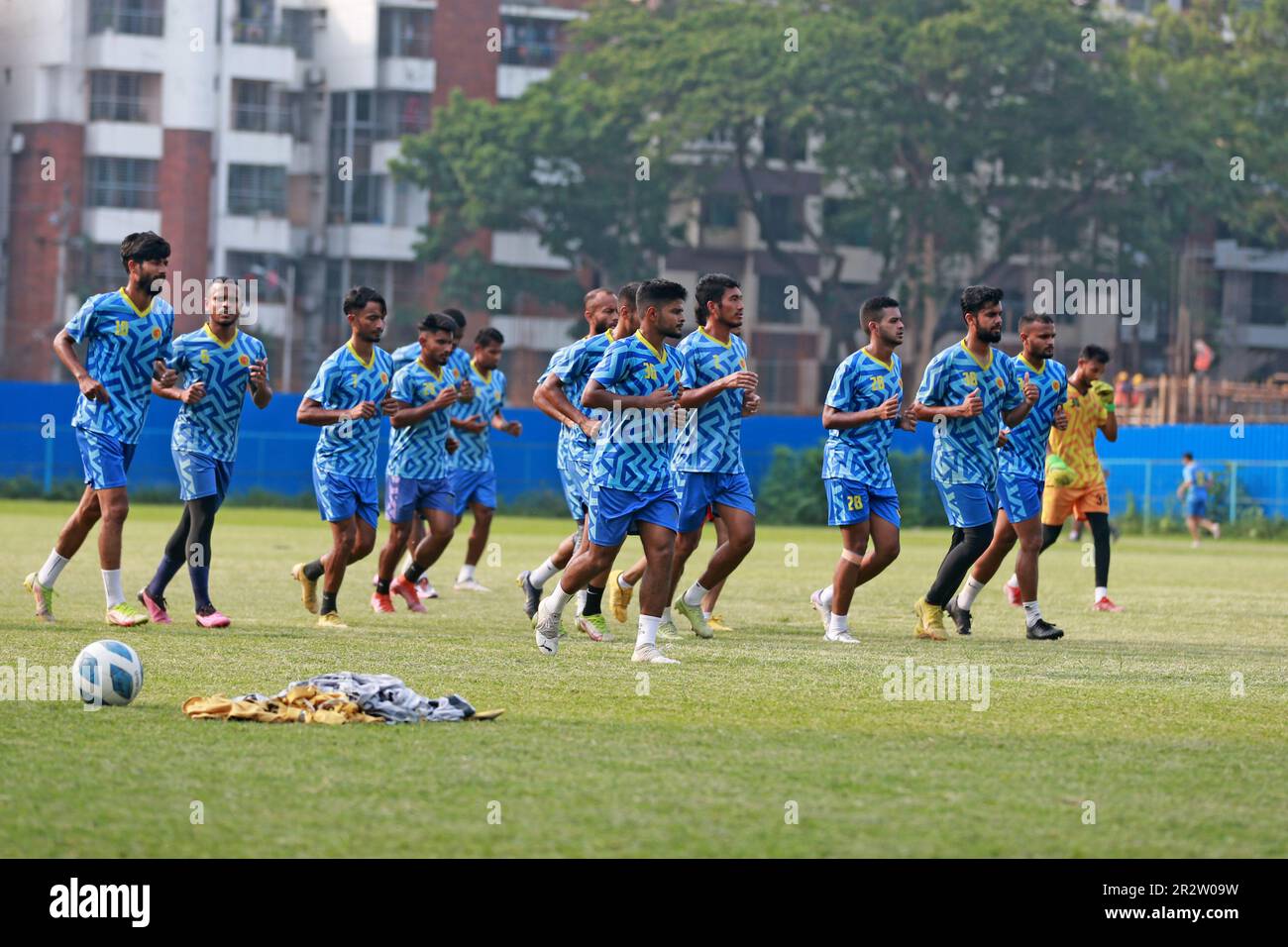 Fußballspieler der Abahani Ltd. Nehmen an der Parctice-Sitzung auf dem Club Ground in Dhannmondi in Dhaka, Bangladesch, Teil.Abahani Limited Dhaka, auch als Dhaka Abah bezeichnet Stockfoto