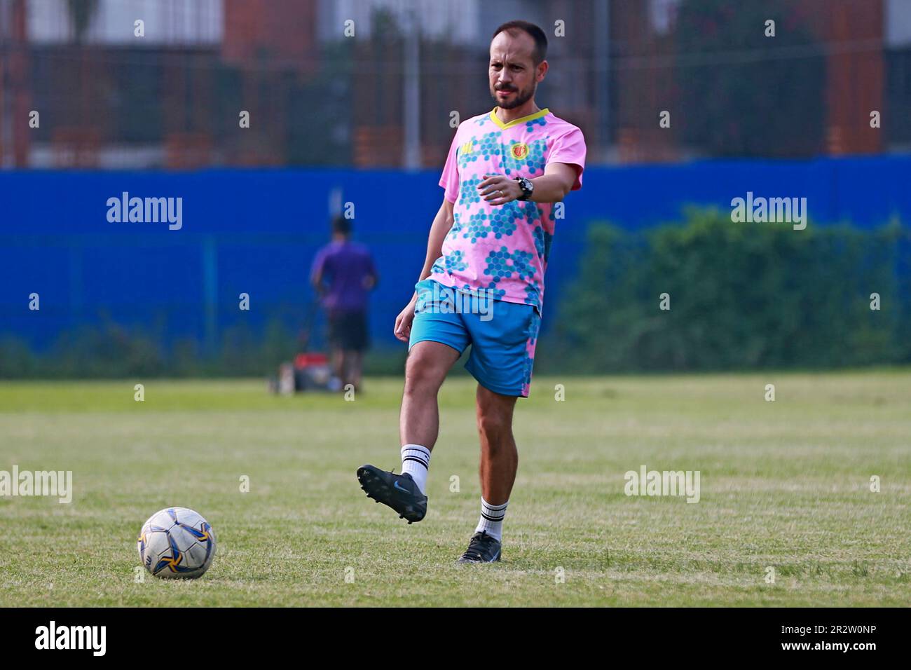 Head Coach Mário Lemos von Abahani Ltd Fußballer nehmen an einer Parctice-Session auf dem Club Ground in Dhannmondi in Dhaka, Bangladesch, Teil. Abahani Limited Dhaka Stockfoto