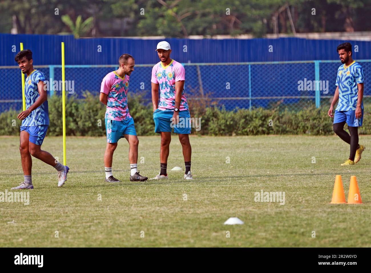 Head Coach Mário (2. links) Lemos of Abahani Ltd Fußballer nehmen an einer Parctice-Session auf dem Club Ground in Dhannmondi in Dhaka, Bangladesch, Abahani L. Teil Stockfoto
