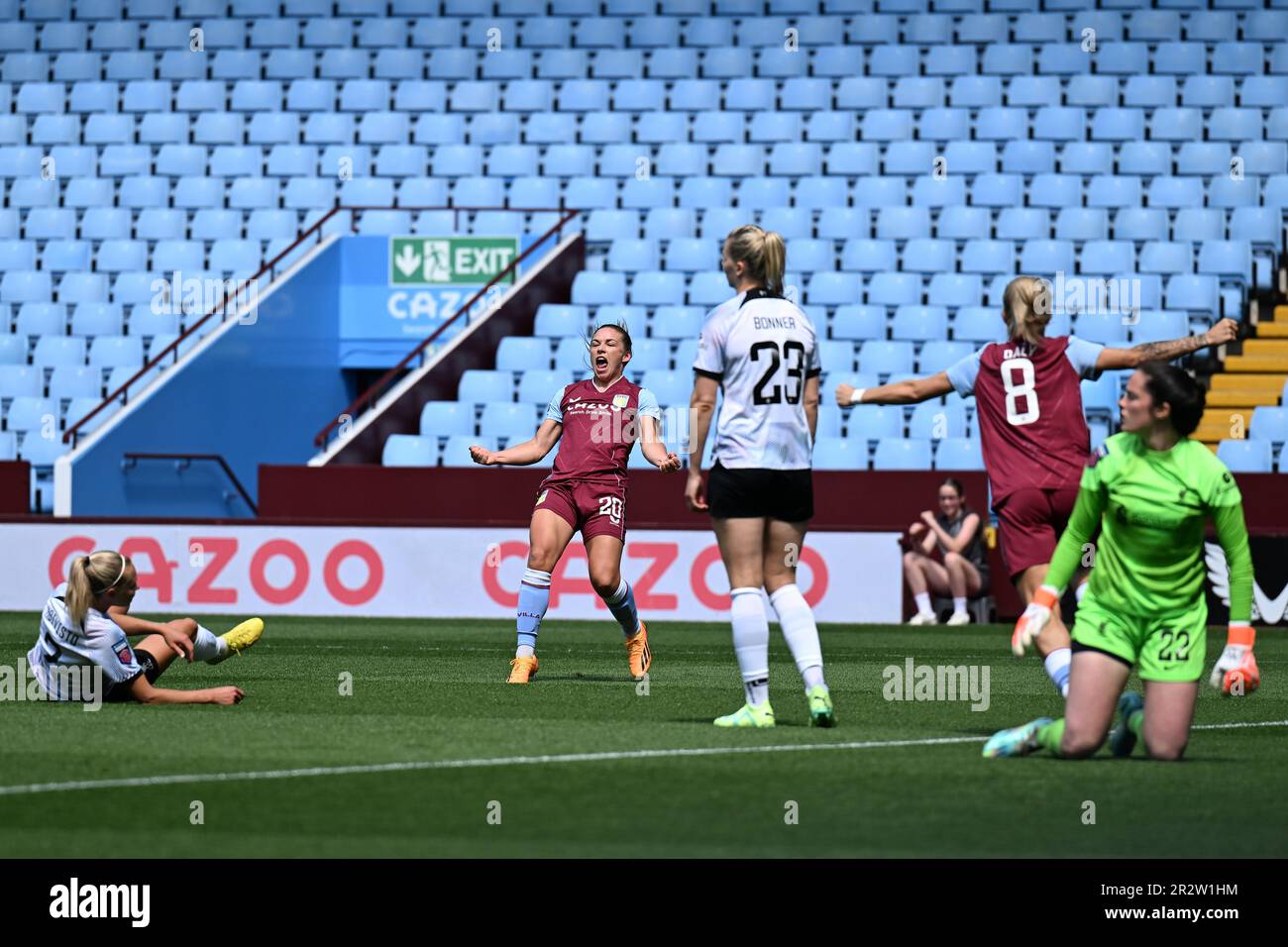 Birmingham, Großbritannien. 21. Mai 2023 Kirsty Hanson von Aston Villa feiert am 21. Mai 2023 im Villa Park in Birmingham das Eröffnungstor des Women's Super League-Spiels zwischen Aston Villa und Liverpool. Dieses Bild darf nur zu redaktionellen Zwecken verwendet werden. Nur redaktionelle Verwendung. Kredit: Ashley Crowden/Alamy Live News Stockfoto