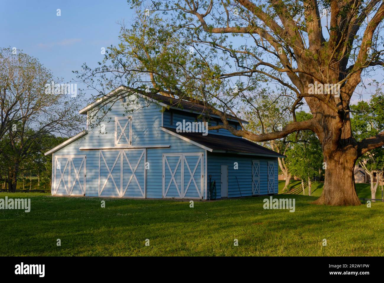 Eine Scheune im holländischen Stil, die als Stall und Agrarladen in einem Paddock eines Hauses in Richmond Texas verwendet wurde, Stockfoto