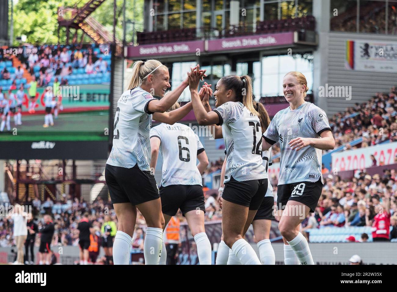 Birmingham, Großbritannien. 21. Mai 2023. Birmingham, England, Mai 21. 2023: Die Feier, nachdem Natasha Dowie (29 Liverpool) das zweite Tor ihres Teams während des Spiels der Barclays FA Womens Super League zwischen Aston Villa und Liverpool im Villa Park in Birmingham, England erzielt hat (Natalie Mincher/SPP). Kredit: SPP Sport Press Photo. Alamy Live News Stockfoto