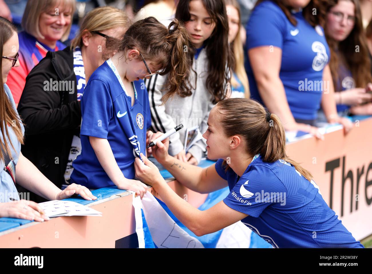 Guro Reiten von Chelsea gibt Autogramme nach dem Barclays Women's Super League-Spiel in Kingsmeadow, Kingston upon Thames. Foto: Sonntag, 21. Mai 2023. Stockfoto