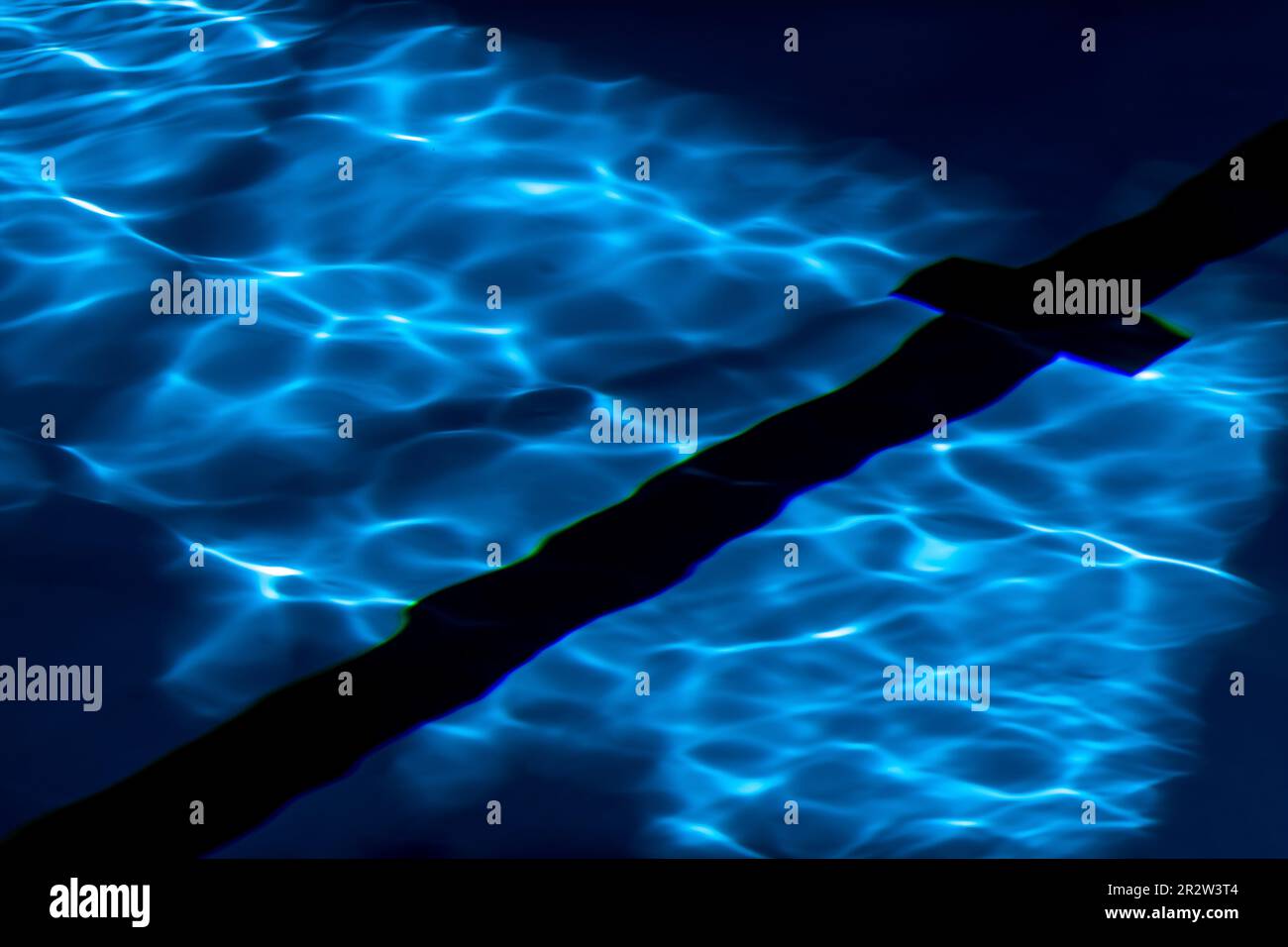 Abstrakte blaue Textur des Schwimmbadwassers mit Reflexionen und natürlichem Licht. Horizontales Sportposter, Grußkarten, Kopfzeilen, Website und A. Stockfoto