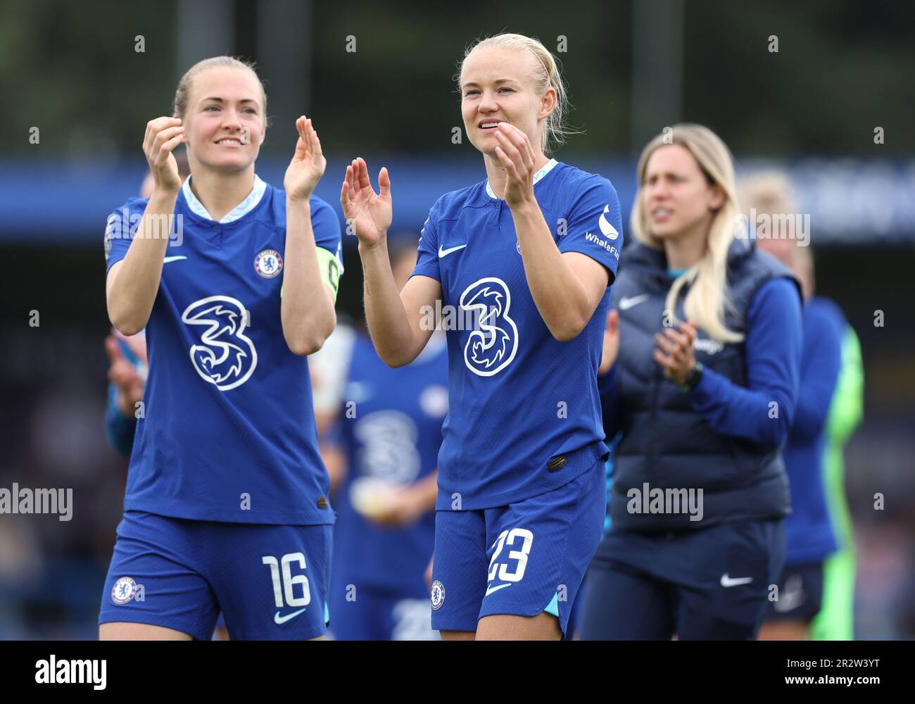 Chelsea's Magdalena Eriksson (links) und Pernille Harder applaudieren den Fans nach dem Barclays Women's Super League-Spiel in Kingsmeadow, Kingston upon Thames. Foto: Sonntag, 21. Mai 2023. Stockfoto