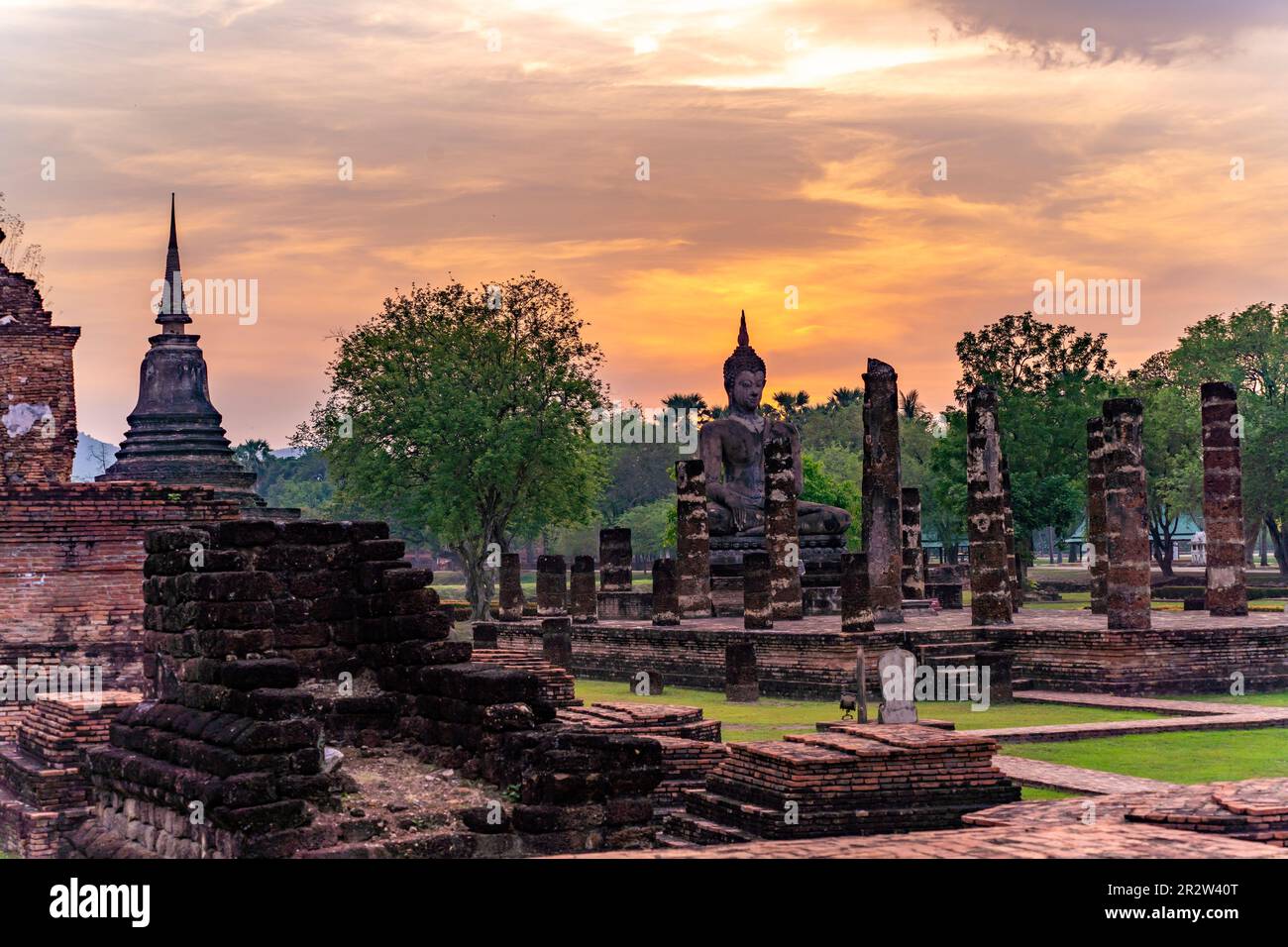 Der zentrale buddhistische Tempel Wat Mahathat bei Sonnenuntergang, UNESCO Welterbe Geschichtspark Sukhothai, Thailand, Asien | das Zentrum von Most i. Stockfoto