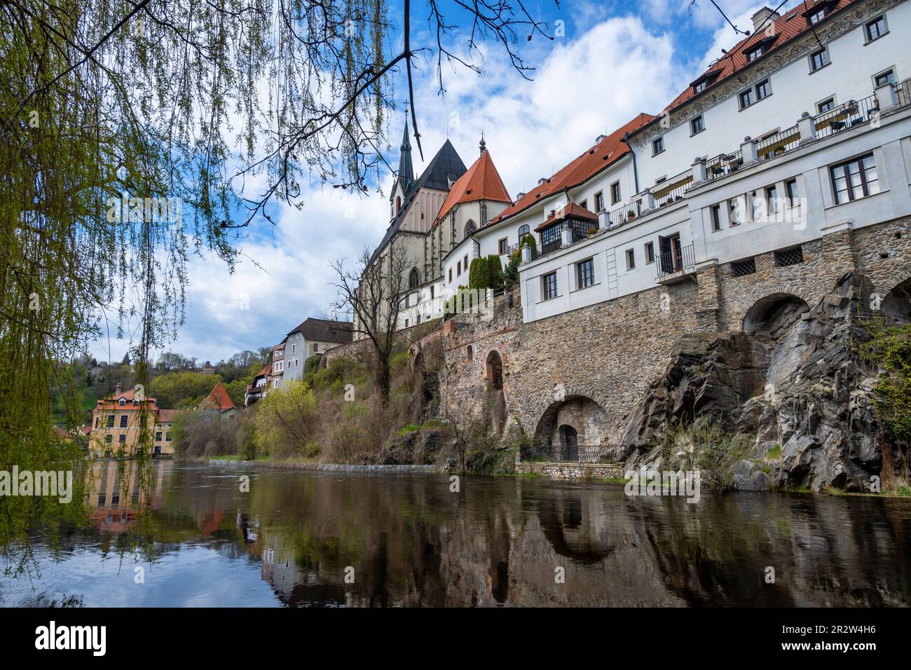 Historische Gebäude und St. Veitskirche auf Felsen über der Moldau im Frühling, Cesky Krumlov, Südböhmen. Stockfoto