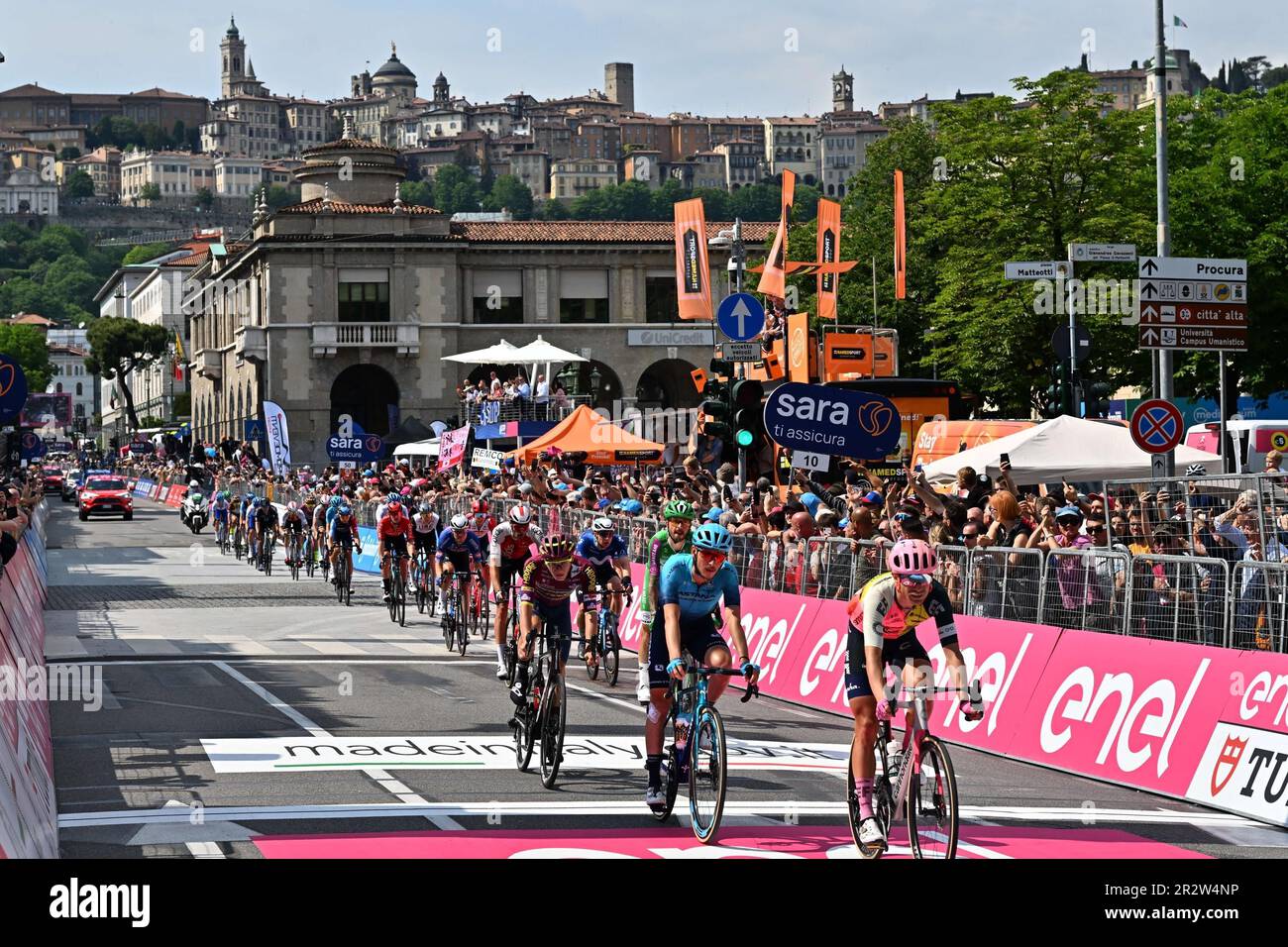 Bergamo, Italien. 21. Mai 2023. 21. Mai 2023, BERGAMO, ITALIEN: Fahrer in Aktion, um die Ziellinie der fünfzehnten Etappe des Giro d'Italia-Radrennen 2023 über 195 km von Seregno nach Bergamo, Italien, zu überqueren, 21. Mai 2023. ANSA/LUCA ZENNARO (Kredit: © ANSA über Kredit: Zuma Press/Alamy Live News Stockfoto