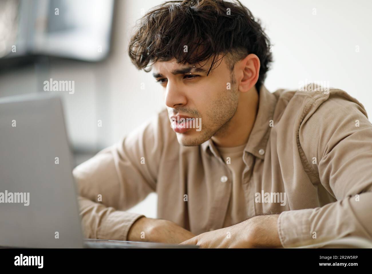 Porträt Eines Müden Jungen Mannes Mit Laptop Im Büro Stockfoto