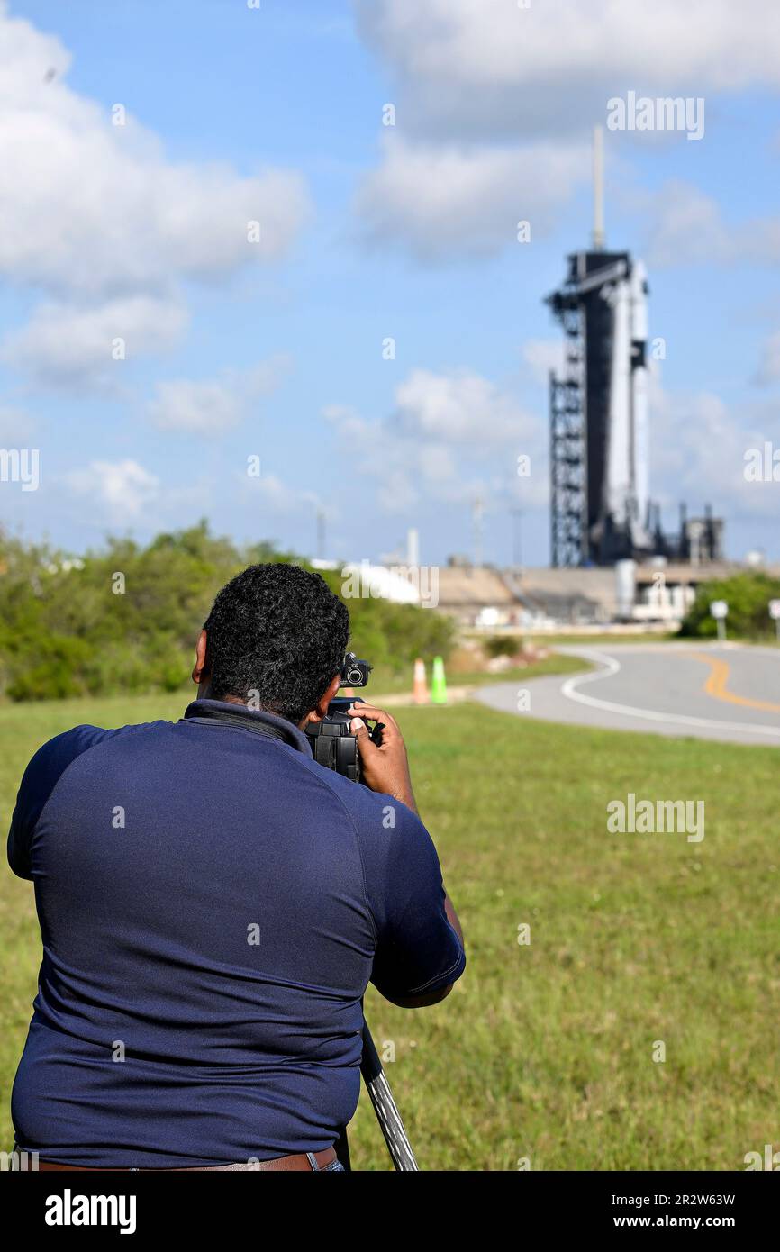 Kennedy Space Center, Florida, USA. 21. Mai 2023. Ein lokaler TV-Medienkameramann nimmt ein Video der SpaceX Falcon 9-Rakete auf, während sie bereit ist, die Axiom Mission 2-Crew am Sonntag, den 21. Mai 2023, von Komplex 39A im Kennedy Space Center, Florida, zur Internationalen Raumstation zu starten. Foto: Joe Marino/UPI Credit: UPI/Alamy Live News Stockfoto