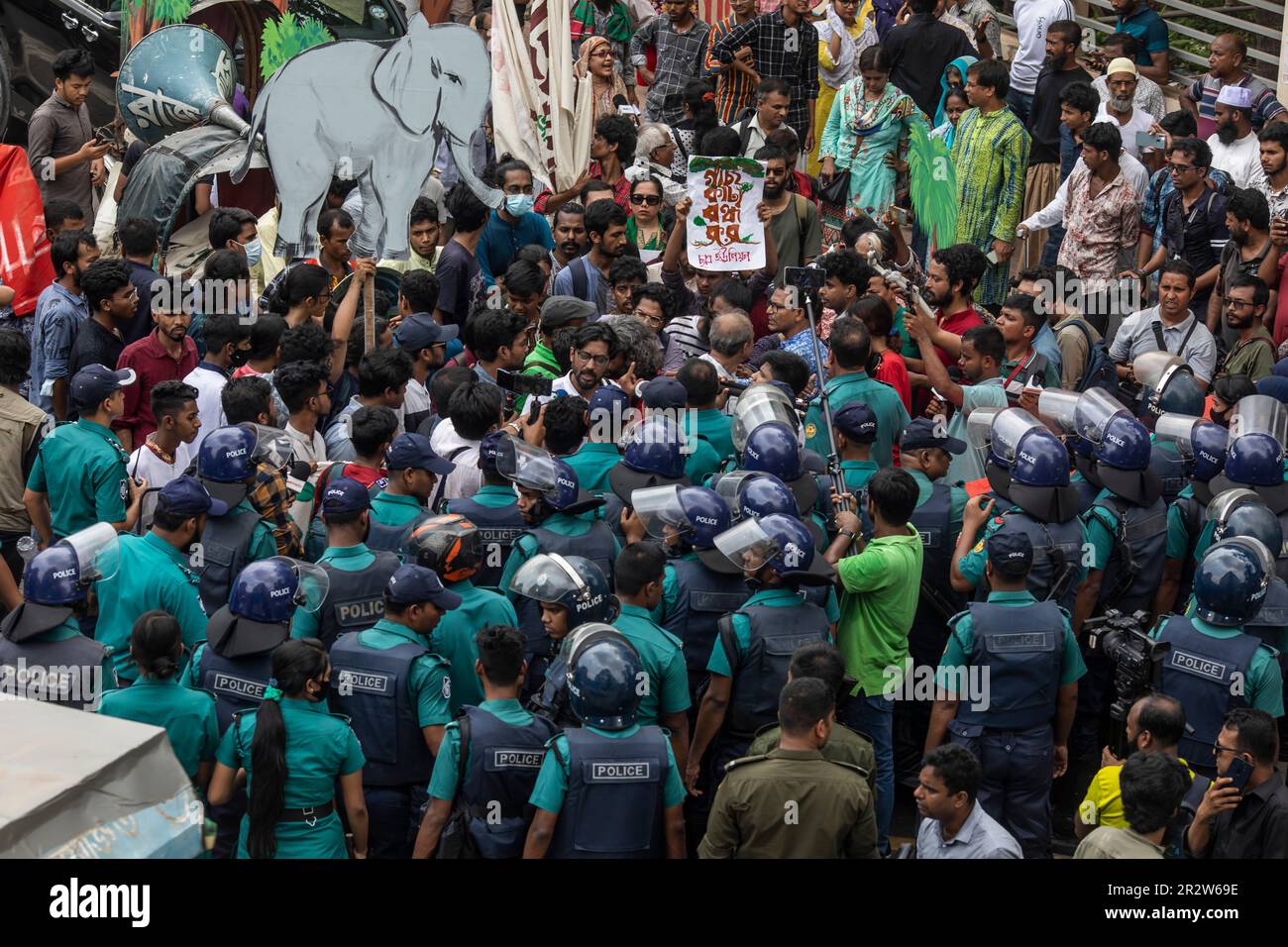 Dhaka, Bangladesch. 21. Mai 2023. Dhaka Metropolitan Police (DMP) blockiert während der Demonstration Umweltaktivisten. Die Dhaka Metropolitan Police (DMP) hat Umweltaktivisten unter dem Banner von „Saat Masjid Sarak Gach Rakkha Andalan“ daran gehindert, Dhaka South City Corporation (DSCC) zu belagern und gegen das Fällen von Bäumen im Namen der Verschönerung der Saat Masjid Road von Dhanmondi zu protestieren. (Foto: Sazzad Hossain/SOPA Images/Sipa USA) Guthaben: SIPA USA/Alamy Live News Stockfoto