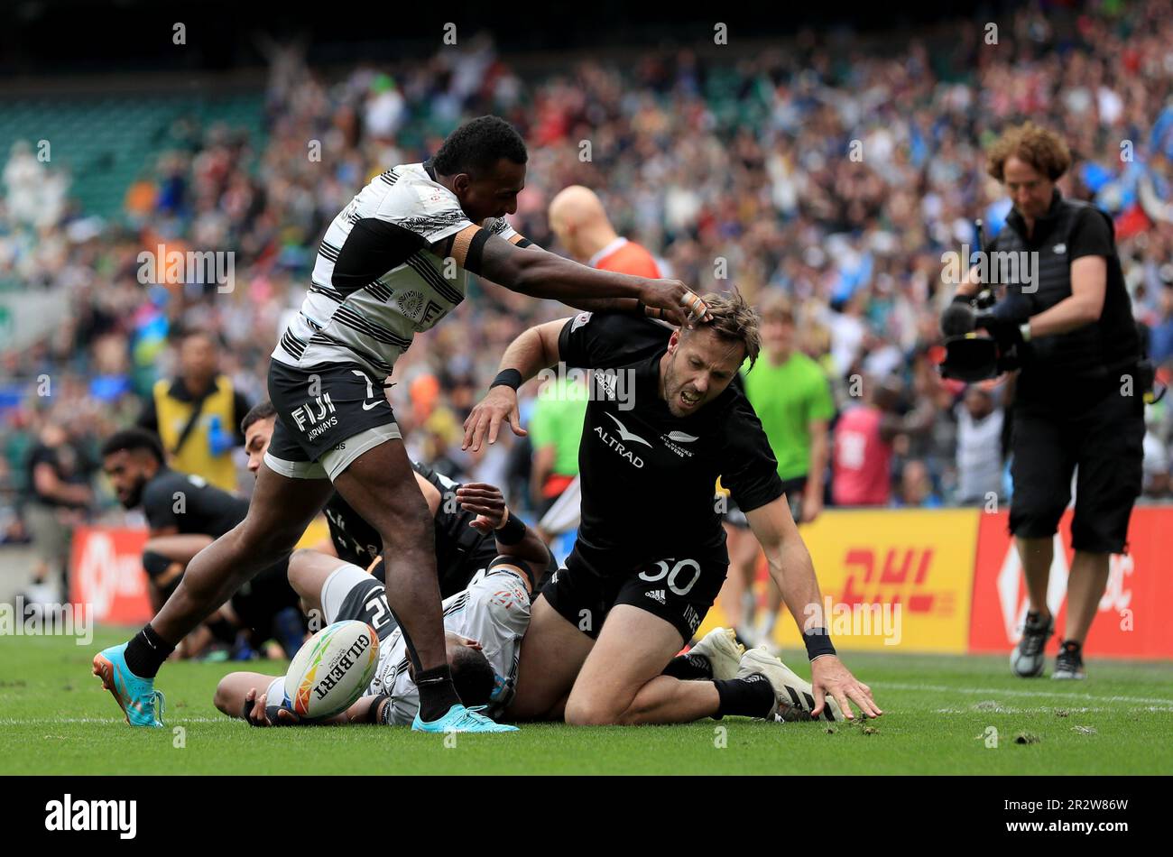 Fidschis Filipe Sauturaga stößt bei Spiel 34 der HSBC World Rugby Sevens Series im Twickenham Stadium, London, gegen den neuseeländischen Tim Mikkelson. Foto: Sonntag, 21. Mai 2023. Stockfoto