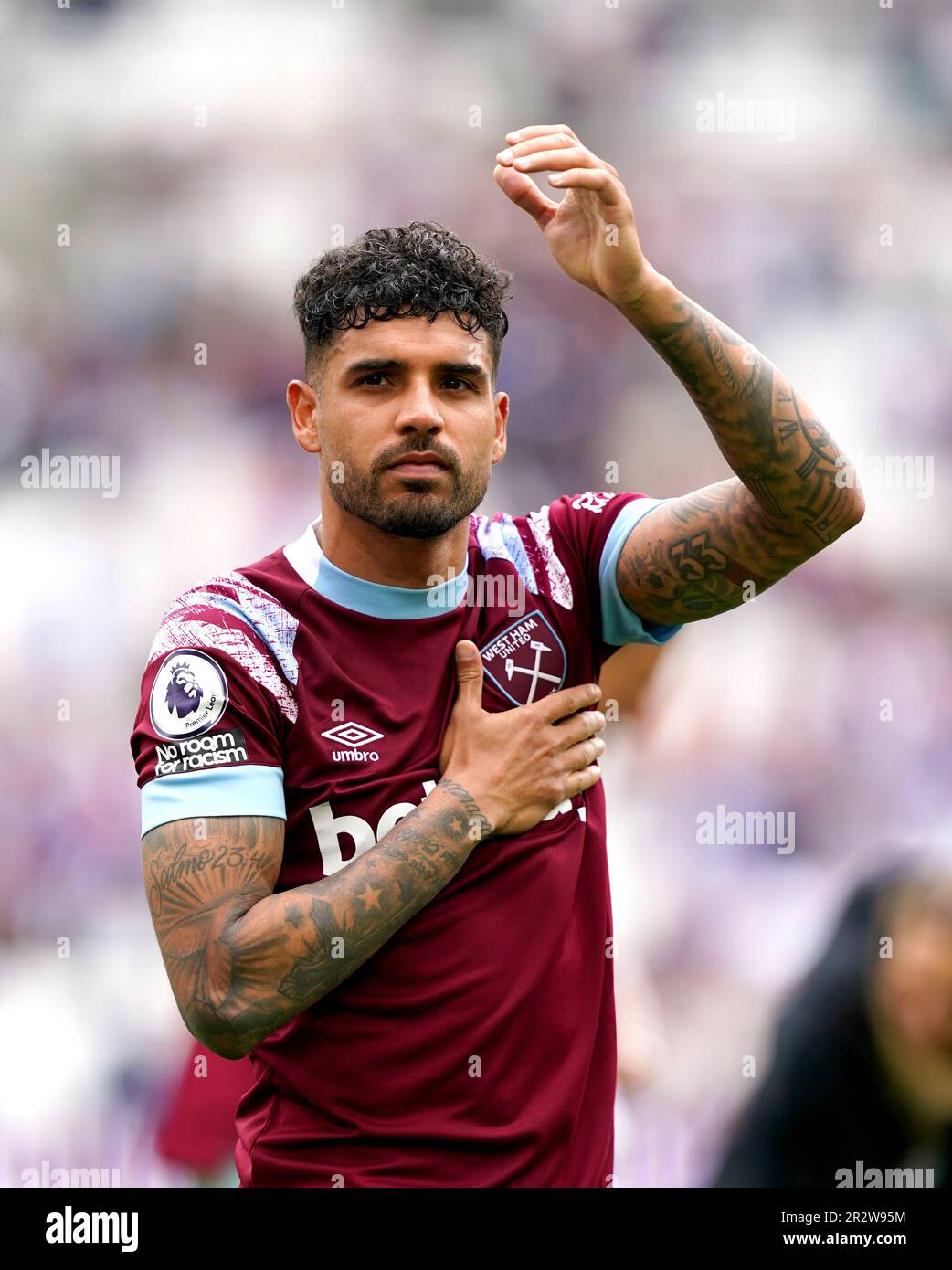 Emerson Palmieri von West Ham United zeigt den Fans am Ende des Premier League-Spiels und des letzten Heimspiels der Saison im London Stadium Gesten. Foto: Sonntag, 21. Mai 2023. Stockfoto