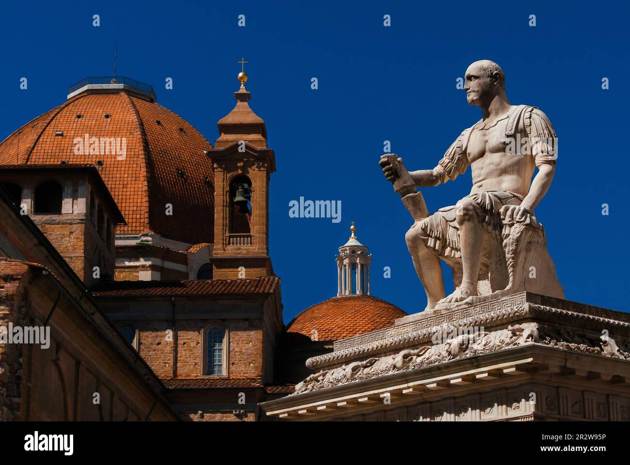 Renaissance-Kunst und Architektur in Florenz. Basilika Saint Lawrence wunderschöne Kuppeln und Giovanni delle Bande nere Monument Stockfoto