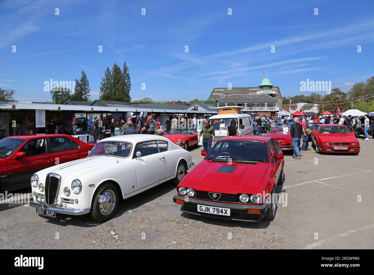 Lancia Aurelia B20 GT (1957) und Alfa Romeo Alfetta GTV6 2,5 (1982), Italian Car Day, Brooklands Museum, Weybridge, Surrey, England, Großbritannien, Europa Stockfoto