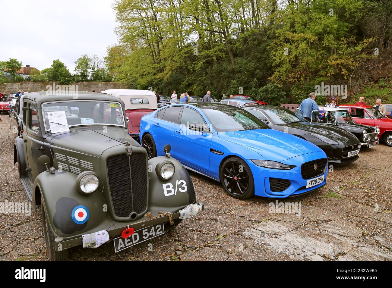 Morris 10/4 (1937) und Jaguar XE Reims Edition (2020), British Marques Day, 7. Mai 2023, Brooklands Museum, Weybridge, Surrey, England, Großbritannien, Europa Stockfoto