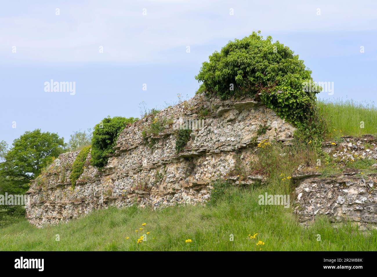 Teil des Südtors der römischen Stadt Silchester mit zerstörten Mauern aus Hammerstein und Stein mit Kalkmörtel. England Stockfoto