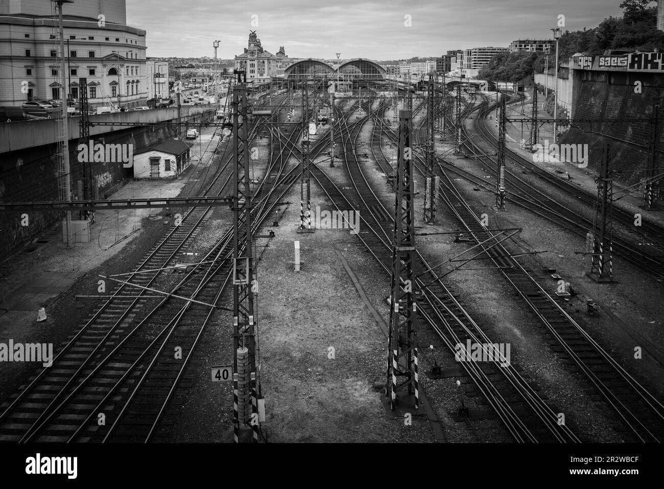 Viele Wege führen zum Hauptbahnhof von Prag Stockfoto