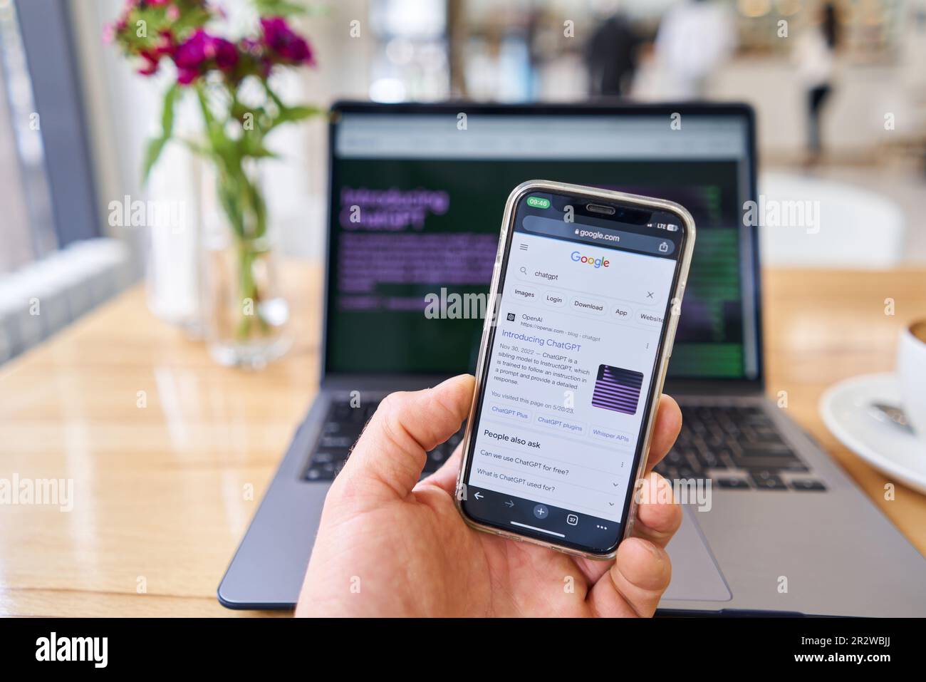 Spanien, Barcelona – März 20 2023: Anfrage für Google „Chat GPT“. ChatGPT-Chat bot-Bildschirm auf Smartphone- und Laptop-Display mit Chat-GPT-Anmeldung Stockfoto