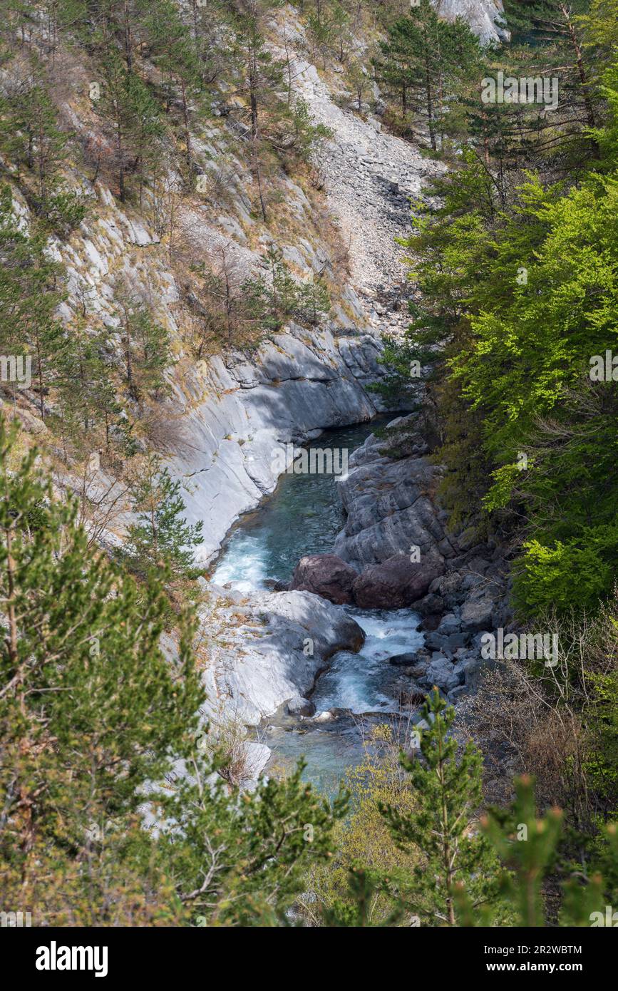 Der Tanaro, Piemont, Provinz Cuneo, Italien, bildet einen erhöhten Blick auf den Bergbach Negrone, der sich in den ligurischen Alpen erhebt Stockfoto