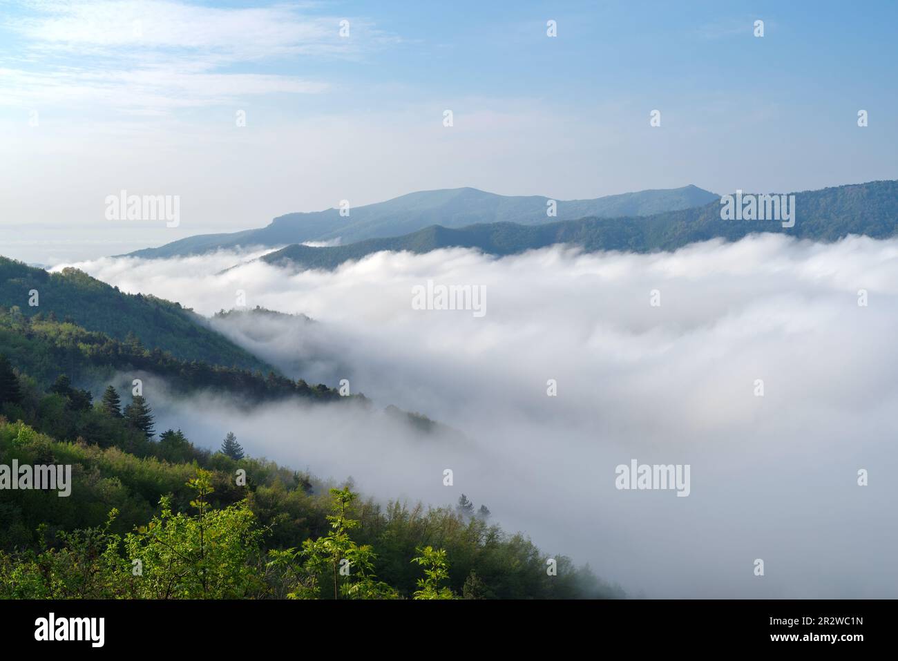 Nebel über der Bergkette in den ligurischen Alpen, Italien Stockfoto