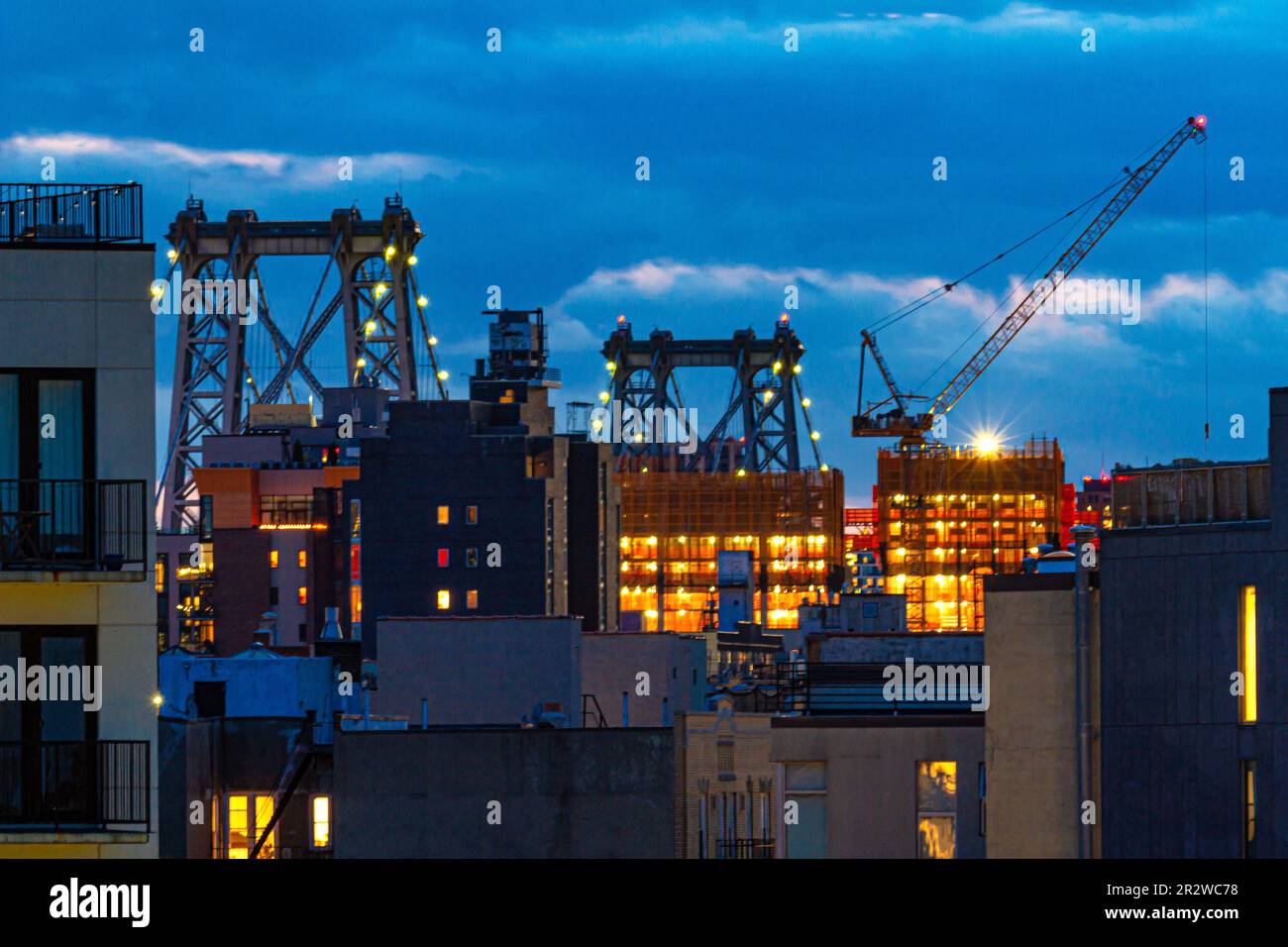 346 Kent Avenue - Two Towers, die im Mai 2023 in der Nähe der Williamsburg Bridge hochfahren. Stockfoto