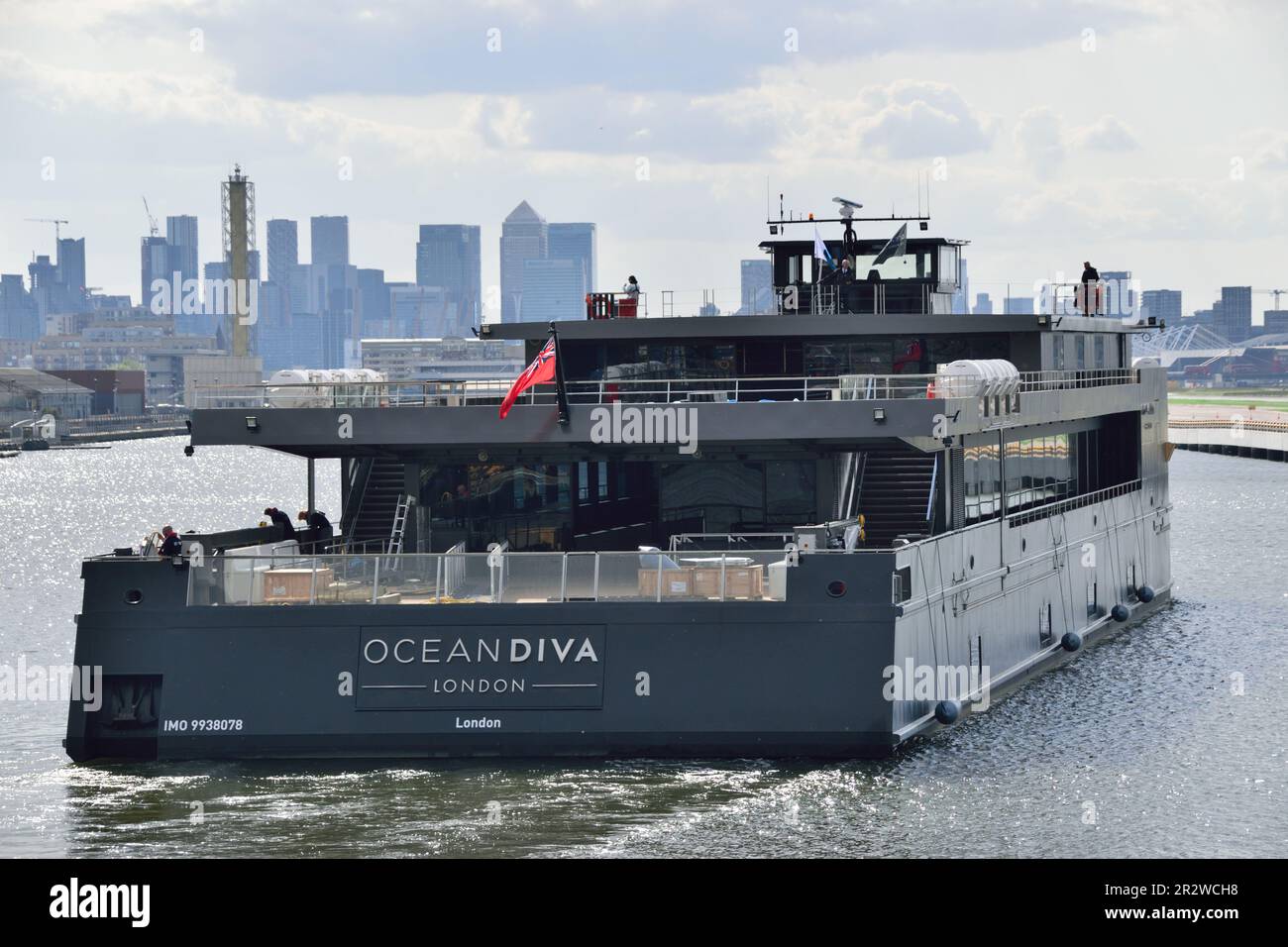 Das neue batteriebetriebene Event-Schiff OCEAN DIVA trifft zum ersten Mal am Stützpunkt der Royal Docks in London ein. Stockfoto