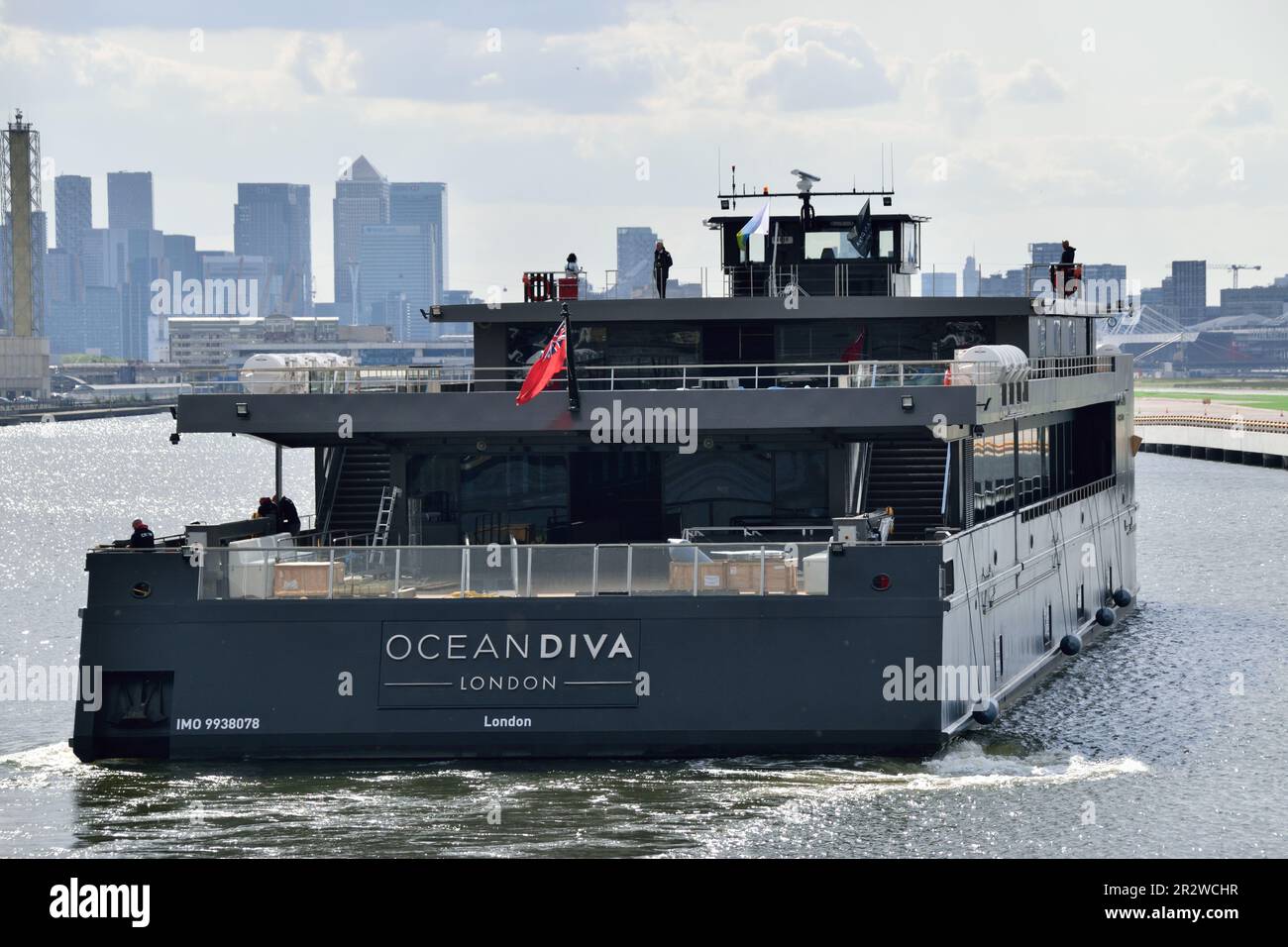 Das neue batteriebetriebene Event-Schiff OCEAN DIVA trifft zum ersten Mal am Stützpunkt der Royal Docks in London ein. Stockfoto