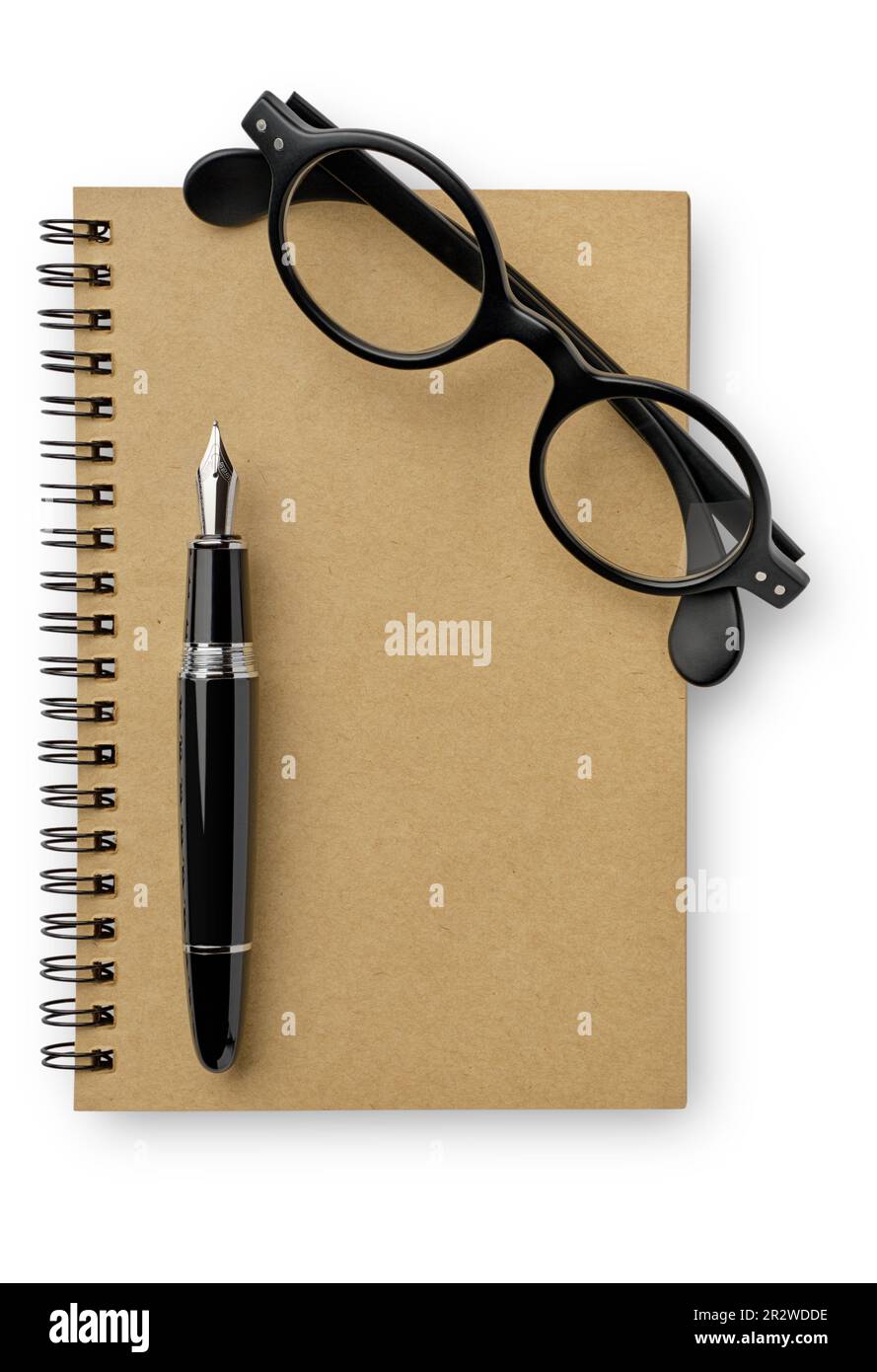 Notebook, Füllfederhalter und Brille im Retro-Stil, isoliert auf weißem Hintergrund Stockfoto