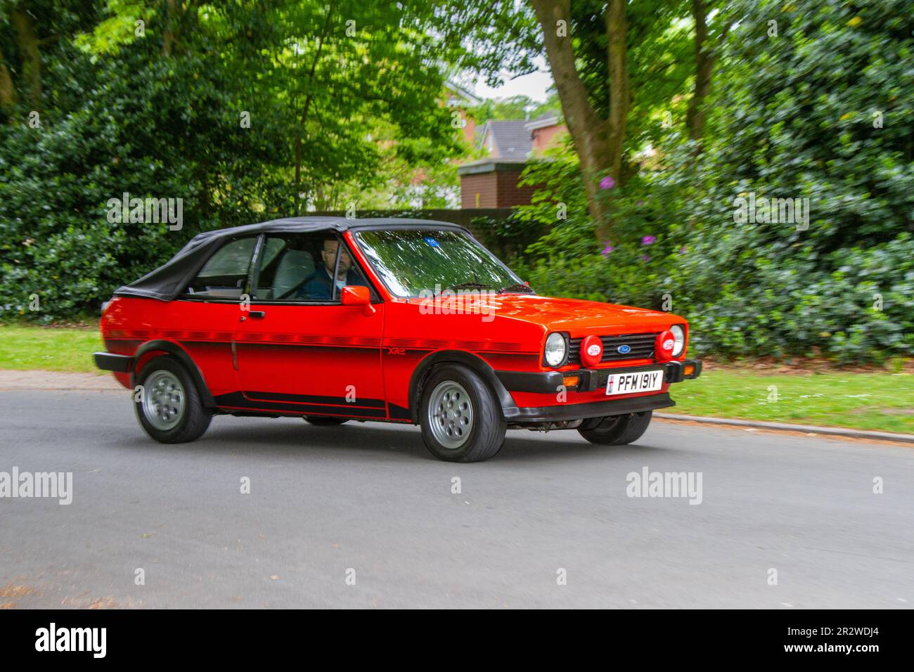 1983 80s Achtziger Red FORD ESCORT RS 1598cc Benzin Cabriolet; in der Lytham St Annes Classic & Performance Motor Vehicle Show mit Oldtimern, Großbritannien Stockfoto