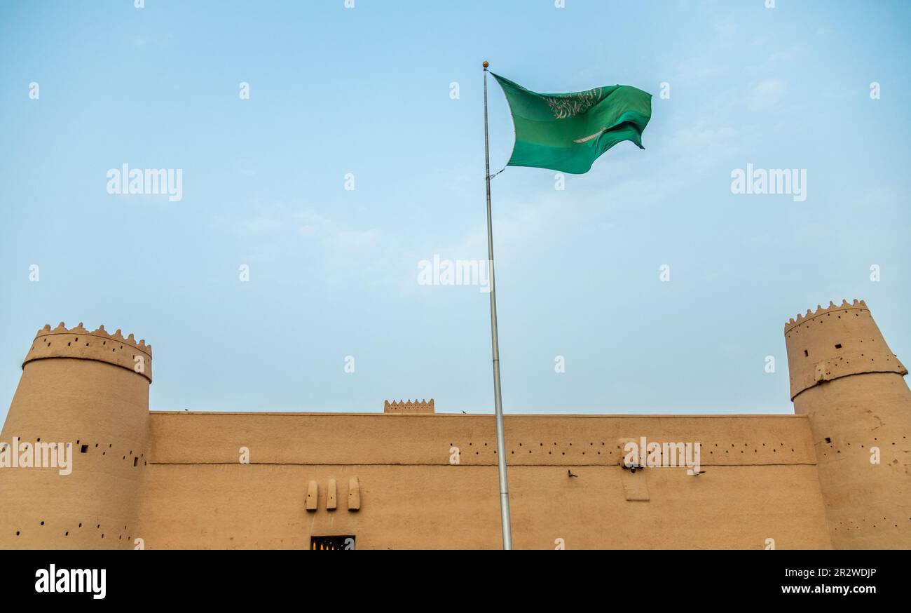 Masmak Festung mit saudiarabischer Flagge, die auf den Wind verzichtet, Al Riad, Saudi-Arabien Stockfoto