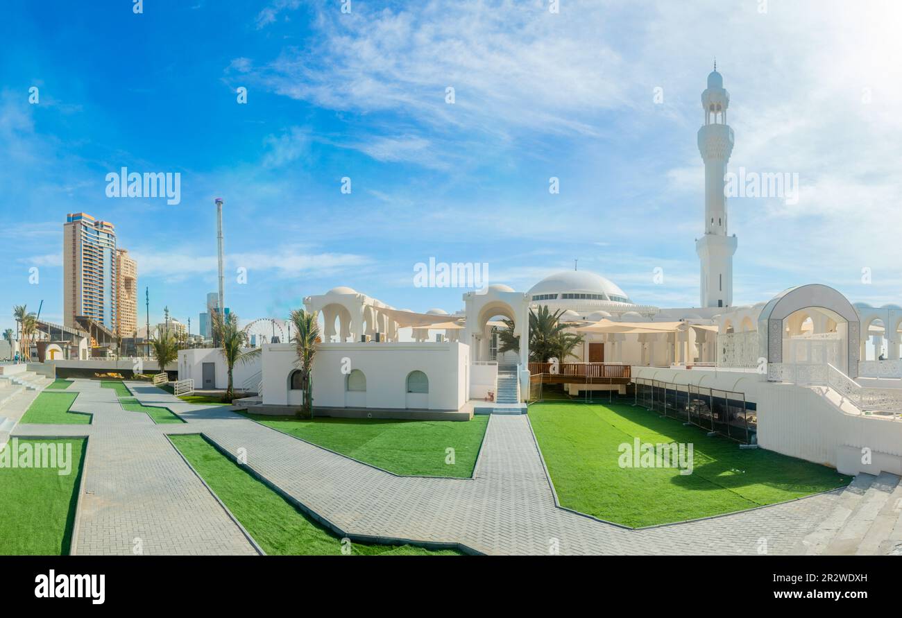 Weiße Moschee Alrahmah mit Stadtpromenade im Hintergrund, Dschidda, Saudi-Arabien Stockfoto