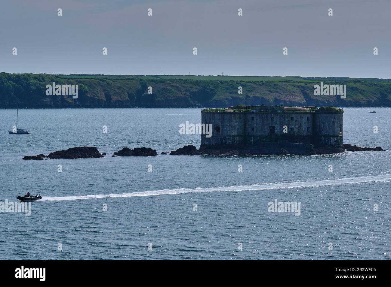 Schnellboot, das am Stack Rock vorbeifährt, vom Pembrokeshire Coast Path in der Nähe von Gelliswick, Milford Haven, Pembrokeshire Stockfoto