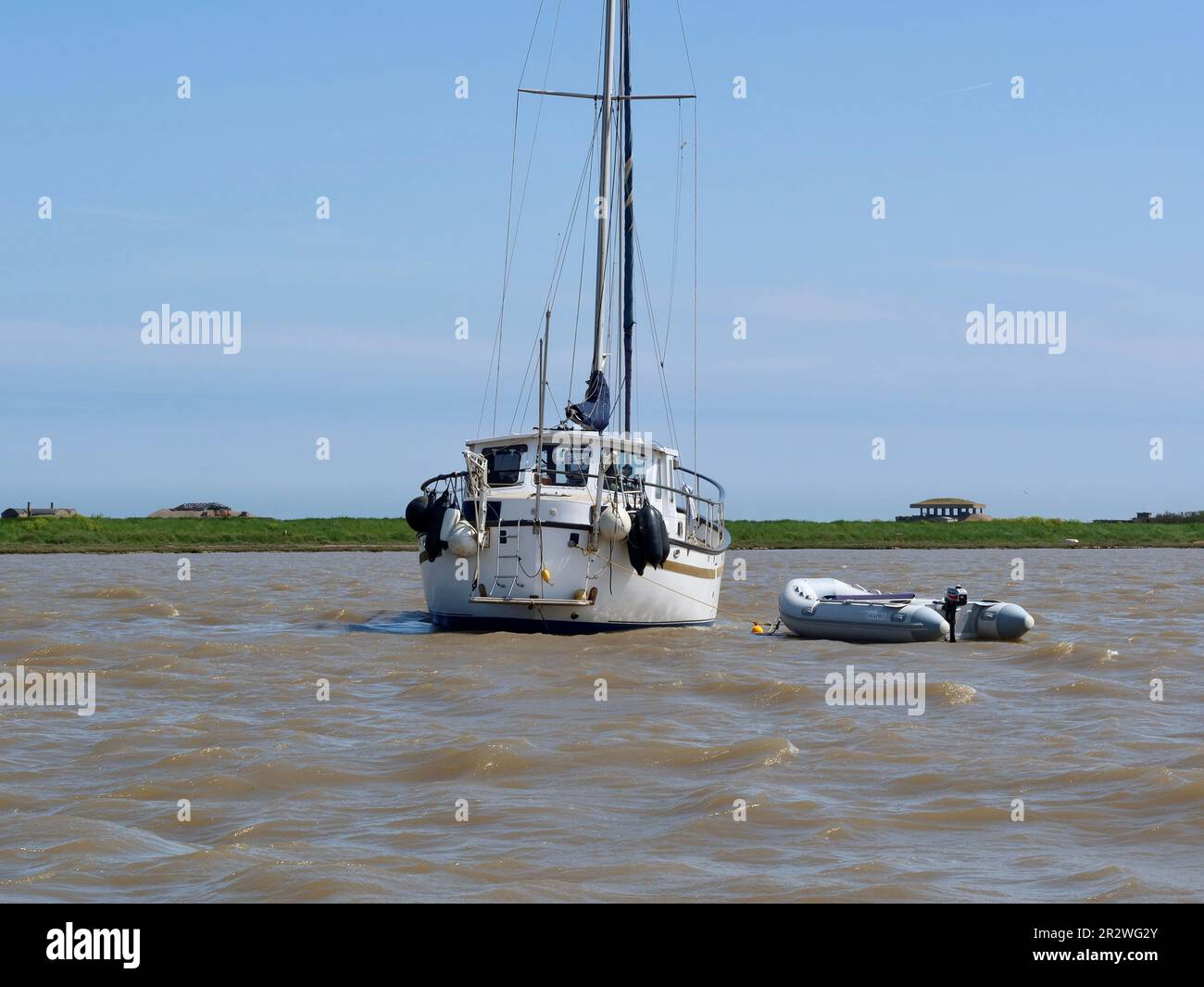 Orford, Suffolk - 21. Mai 2023 : Bootsfahrt auf der Alde vom Kai Orford. Segelboot am Fluss. Stockfoto