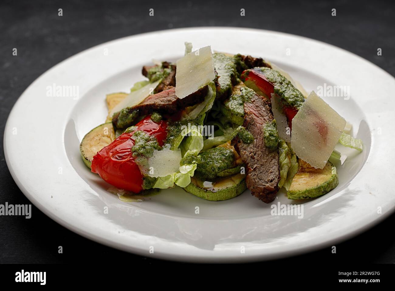 Gebackener Gemüse- und Kalbssalat mit Parmesankäse Stockfoto