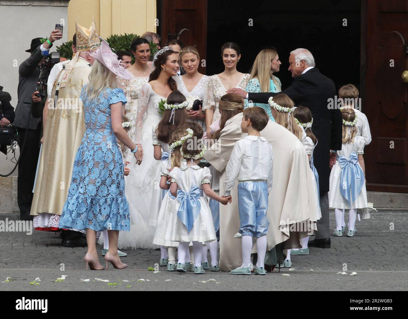 MÜNCHEN, Deutschland - 20. MAI 2023: Ankunft in der Kirche, Theaterkirche, die Braut wird von Kardinal Reinhard MARX begrüßt - Prinz Ludwig von Bayern und seine Frau Sophie-Alexandra Prinzessin von Bayern heiratete in der Theaterkirche, Prinz Ludwig gehört zur Dynastie Wittelsbacher . WITTELSBACHER HOCHZEIT, königliche Hochzeit in München am 20. Mai 2023, in Deutschland. Ludwig Prinz von Bayern und seine Frau Sophie-Alexandra Prinzessin von Bayern, geboren Sophie-Alexandra Eveking, stammt aus einer niederlŠndisch-kanadischen Familie und kann sich fortan Sophie-Alexandra Prinzessin von Bayern. Sie Stockfoto