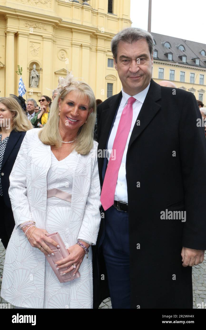 MÜNCHEN, Deutschland - 20. MAI 2023: Ministerpräsident Markus SODER gehört zusammen mit seiner Frau Karin BAUMUELLER-SOEDER zu den Hochzeitsgästen - Markus SOEDER ist seit 2018 deutscher Politiker und seit 2019 Leiter der christlichen Sozialunion in Bayern. Prinz Ludwig von Bayern und seine Frau Sophie-Alexandra Prinzessin von Bayern heirateten in der Theaterkirche, Prinz Ludwig ist Teil der Dynastie Wittelsbacher . WITTELSBACHER HOCHZEIT, königliche Hochzeit in München am 20. Mai 2023, in Deutschland. Ludwig Prinz von Bayern und seine Frau Sophie-Alexandra Prin Stockfoto